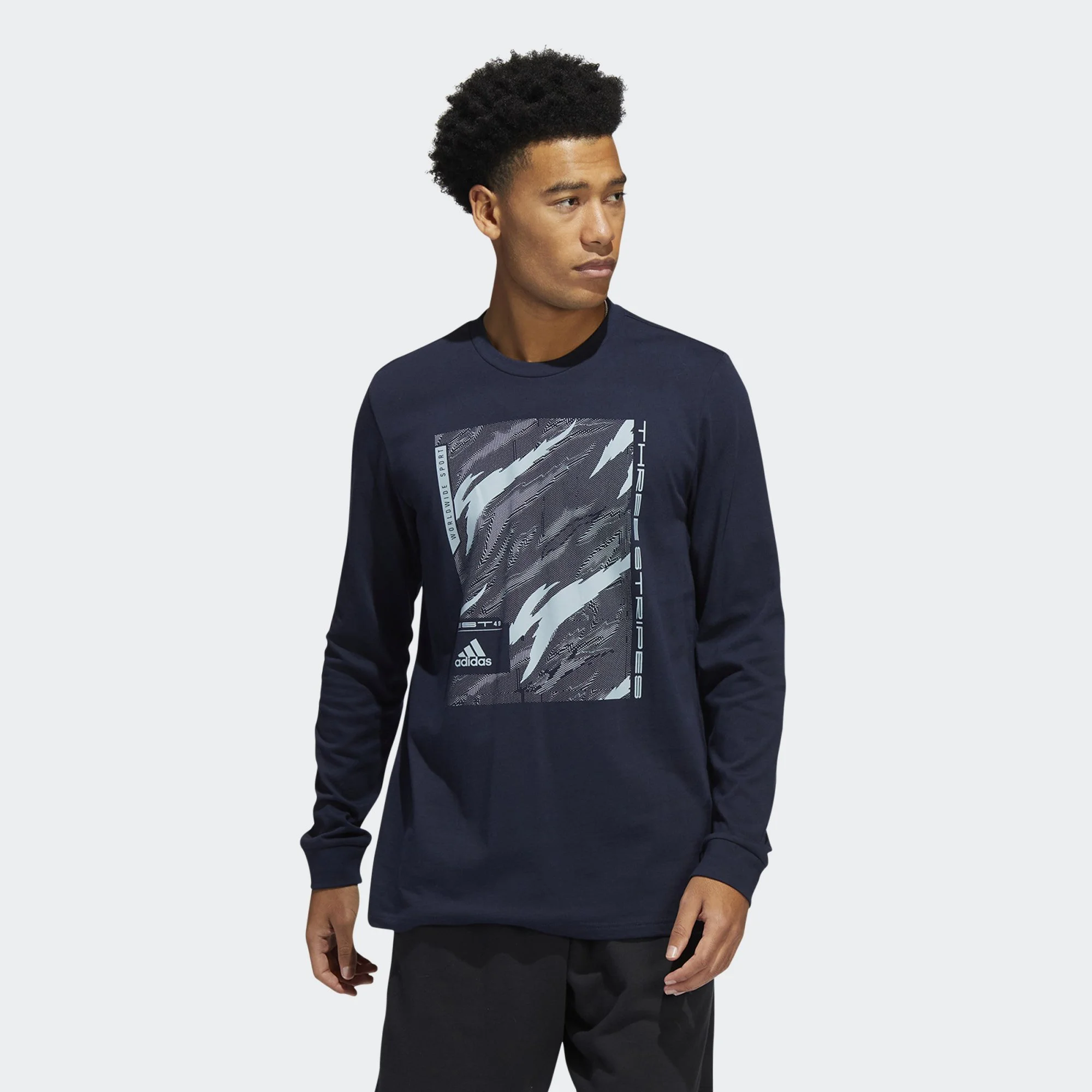 M_CAMO_G_LS_T_Blue_HE4787_21_model.jpg