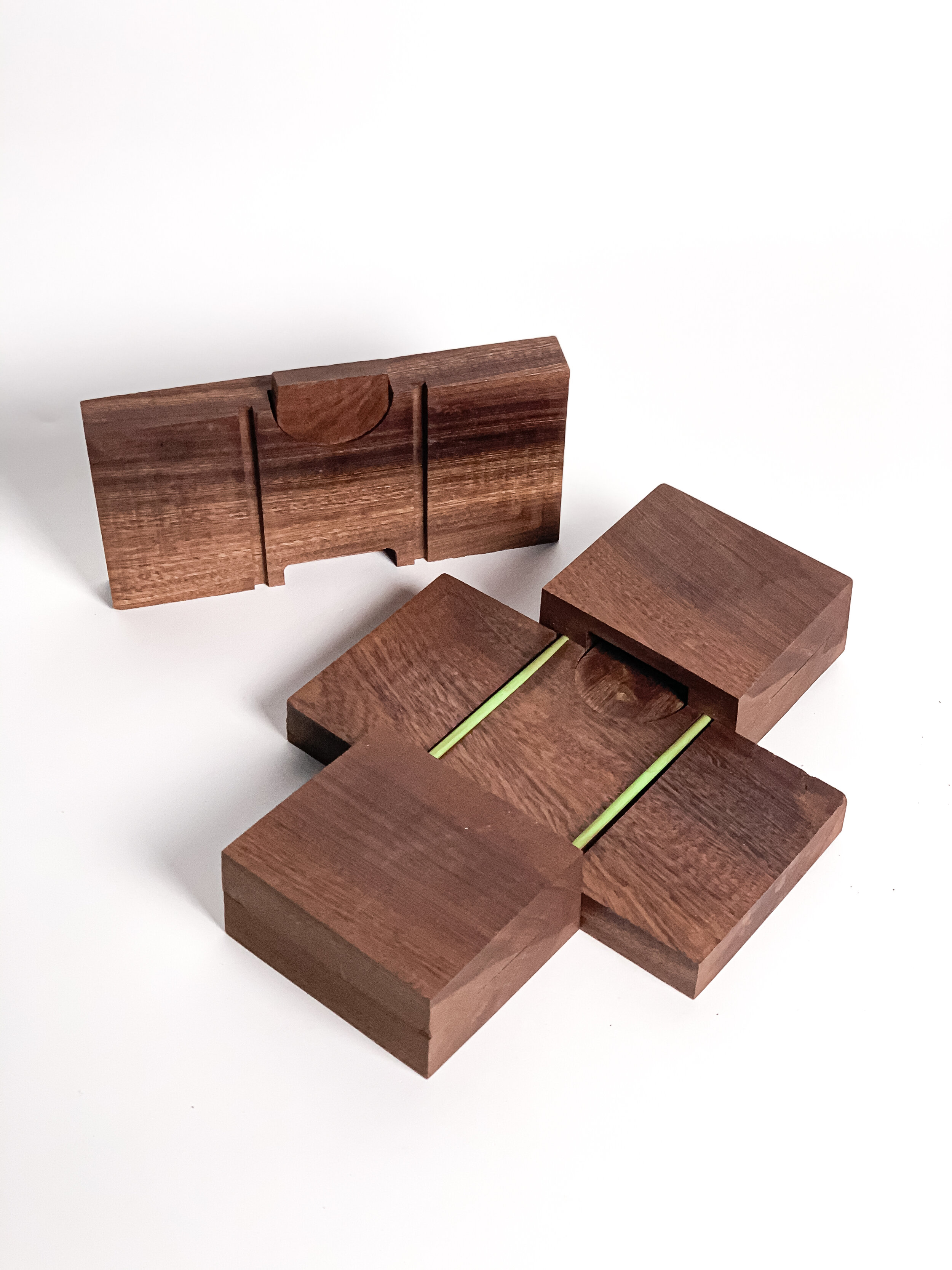 Elastic Hug: JointStarting with Frascari’s proposition that “any architecture element defined as the detail is always a joint.” From there, we open the joint to questions of craft, process, materiality, and critique. The proposed joint system achiev…