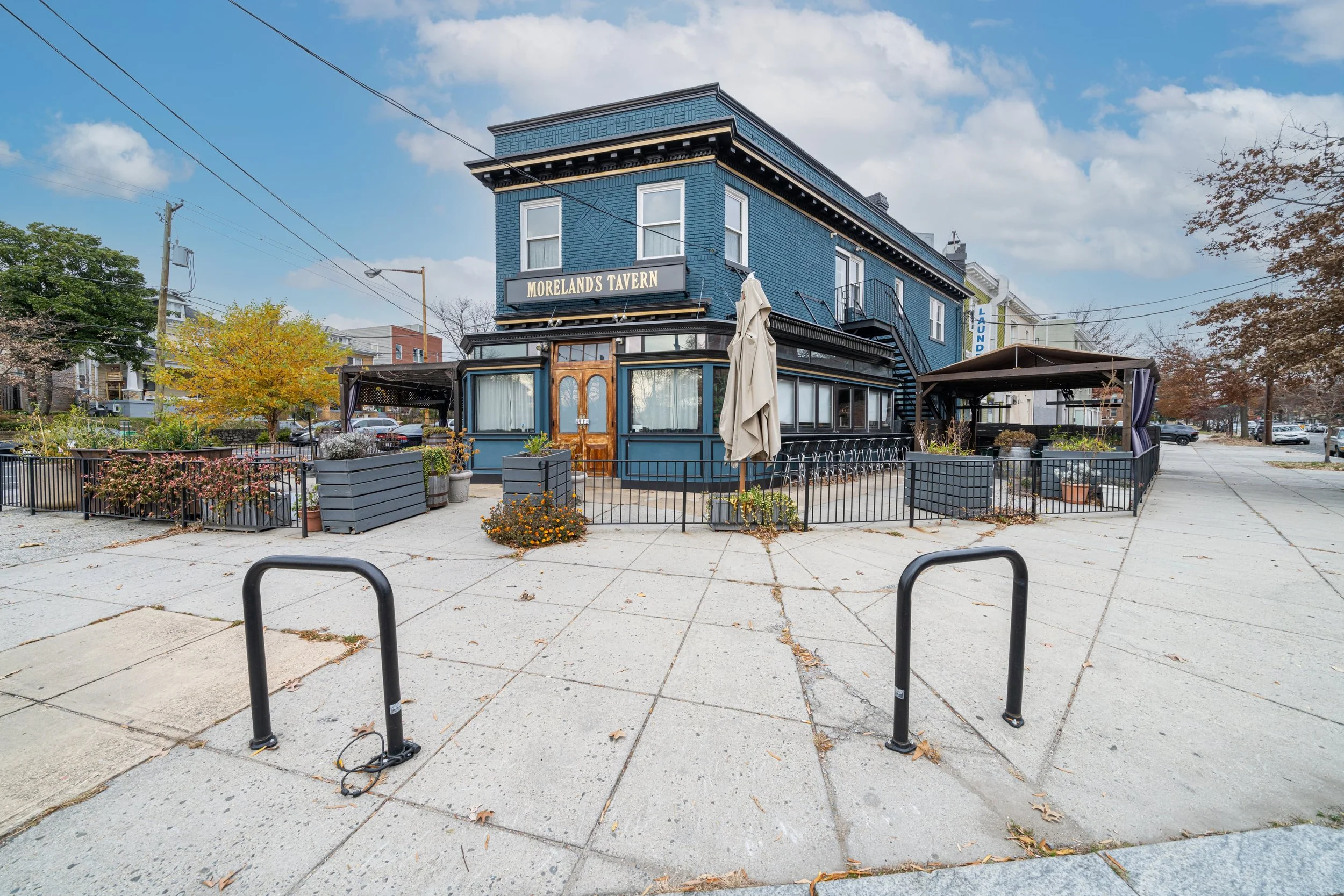 Eat your fill at popular restaurants like Moreland’s Tavern.