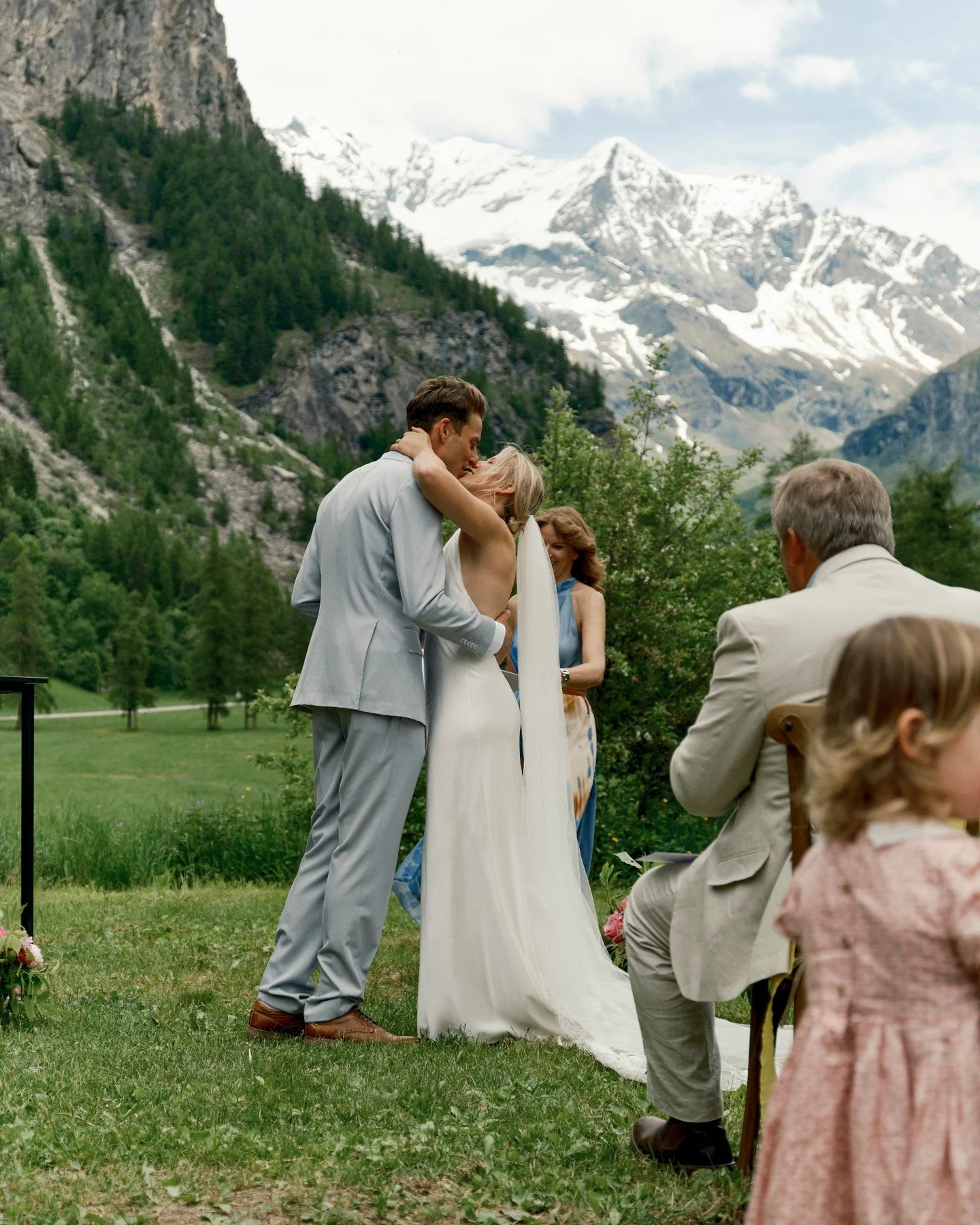 More shots of our beautiful bride India in her backless Rolling In Roses dress &mdash; effortless, elegant, and perfectly at home in the mountains.
Photos by @jamesstarkeyweddings
.
.

#ModernBrideStyle
#CoolGirlBride
#backlessweddinggown
#outdoorwed