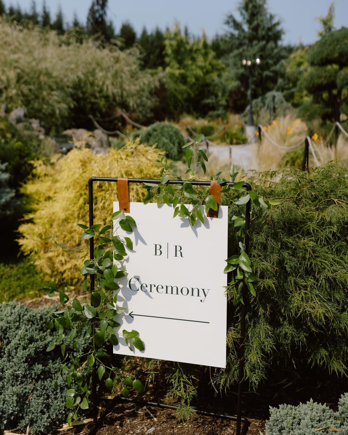 We love signage. 
When the venue has spacious beautiful grounds and multiple areas being used throughout the event, it can really add to the guest experience.
🌿🪧
.
design / plan / coordination led by Meghan
@chefstablecateringpdx
@dreamcakespdx
@sp