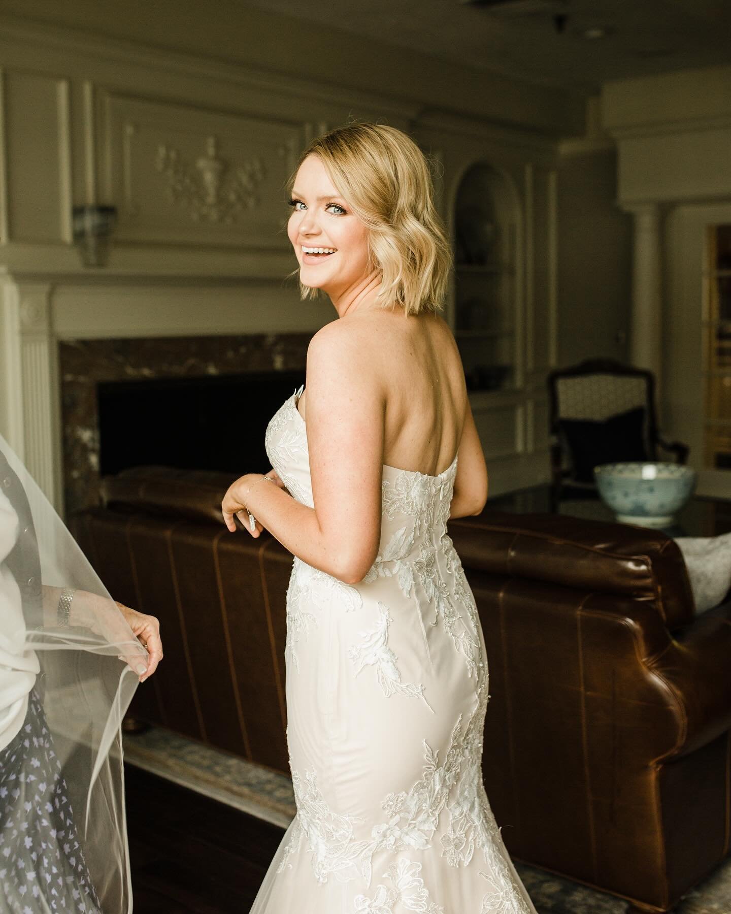 That-before-the-first-look glow &amp; smile ✨
.
coordination led by Meghan 
@oswegolakecountryclub
Entertainment Big Adventure 
@aniabridal
@yourperfectblossoms
@chrissy_teenie
@gracehelenphoto
@thefreshhues
@ardeneventcollective 
@nwfilmco
&mdash;&m