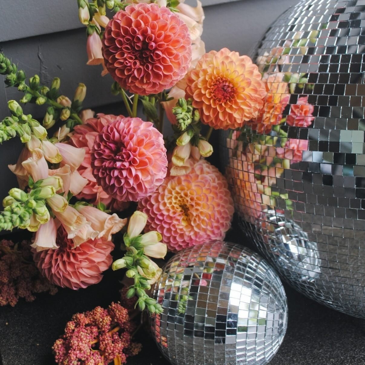 That first SPRING weather teaser today&hellip;🤗 and if you look at the app it definitely was a tease, but still good for the soul ✨

@oswegolakecountryclub
@seventhstem
@lilyandcane / @ardeneventcollective / @bbjlatavola 
@donnasmacarons
@hey.halle