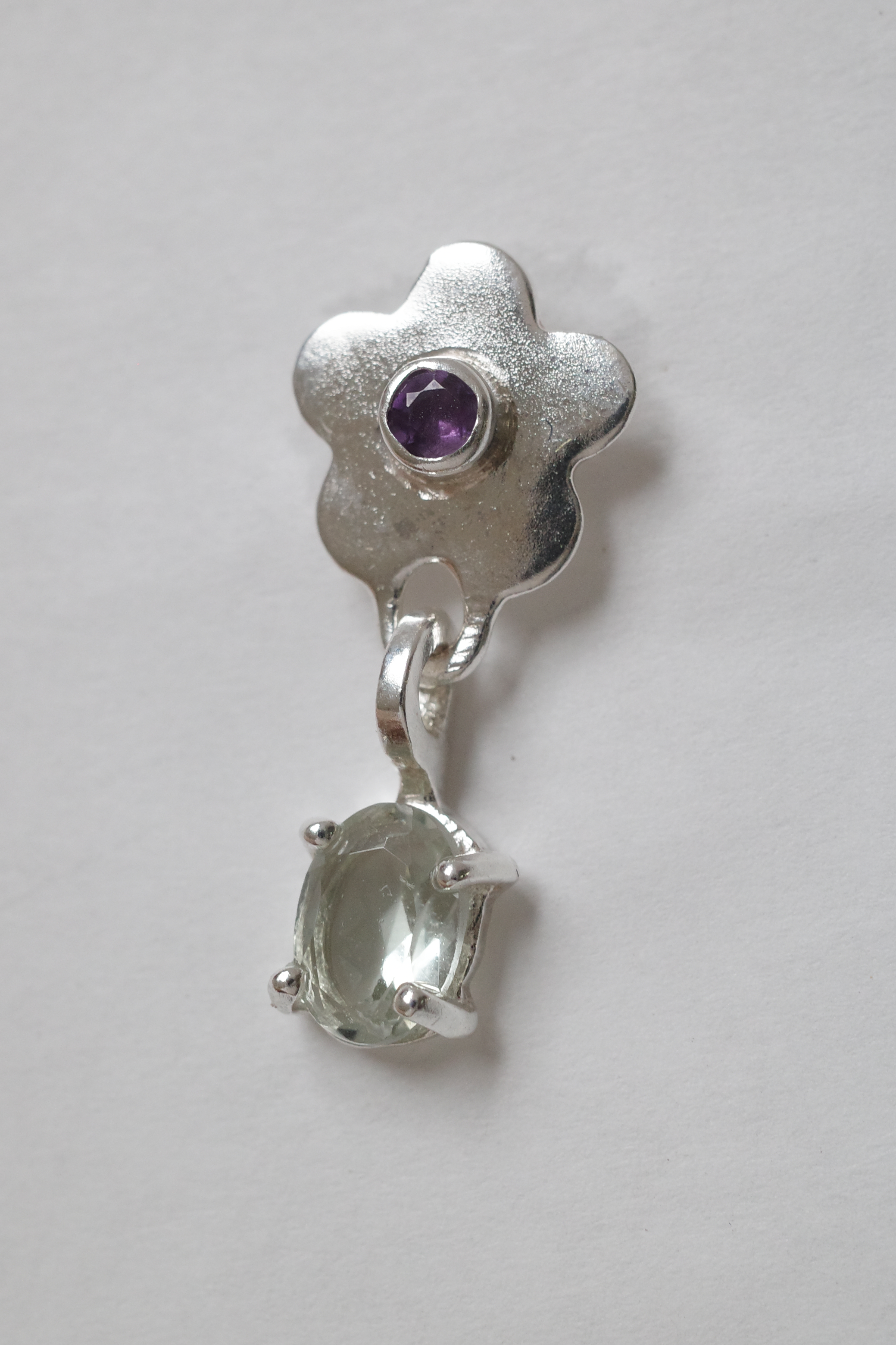 DANGLE FLOWER STUD