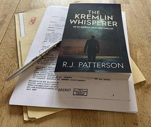 Kremlin Whisperer Gift Pack (Paperback)