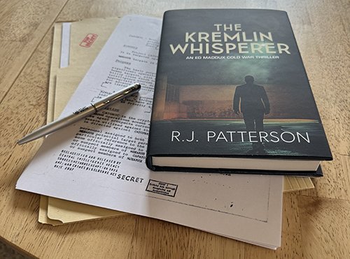 Kremlin Whisperer Gift Pack (Hardback)