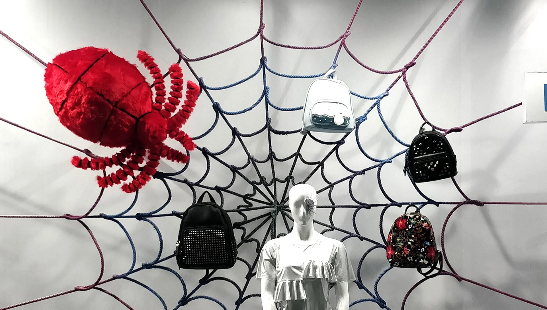 Spring Summer 2018 - Handbags Window Display — S E J A L _D A V E _D E ...