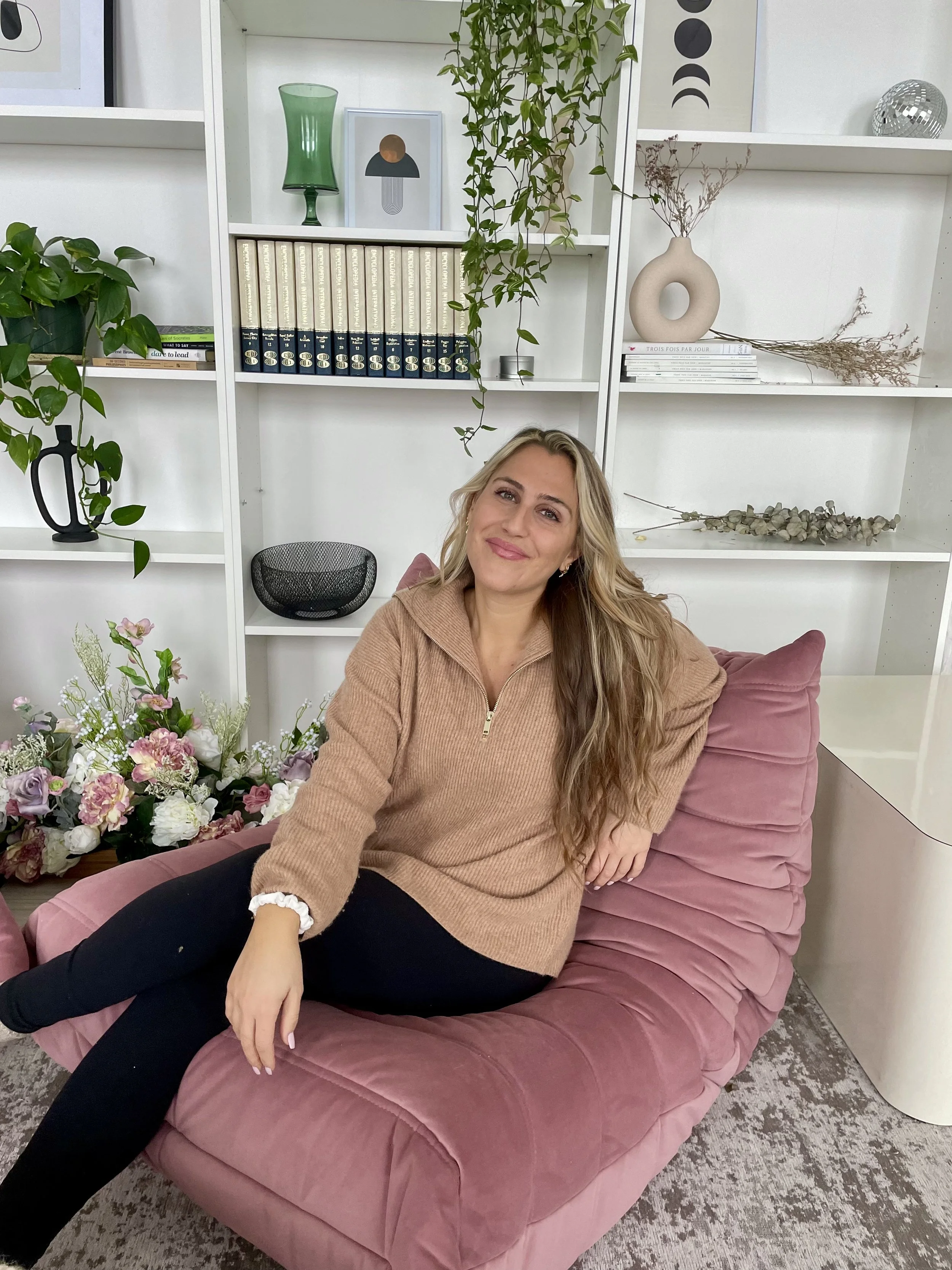 Subscribe to a monthly newsletter by a Montreal confidence and boundaries coach with reflections on motherhood, mental health, self-care, habits, and real life.