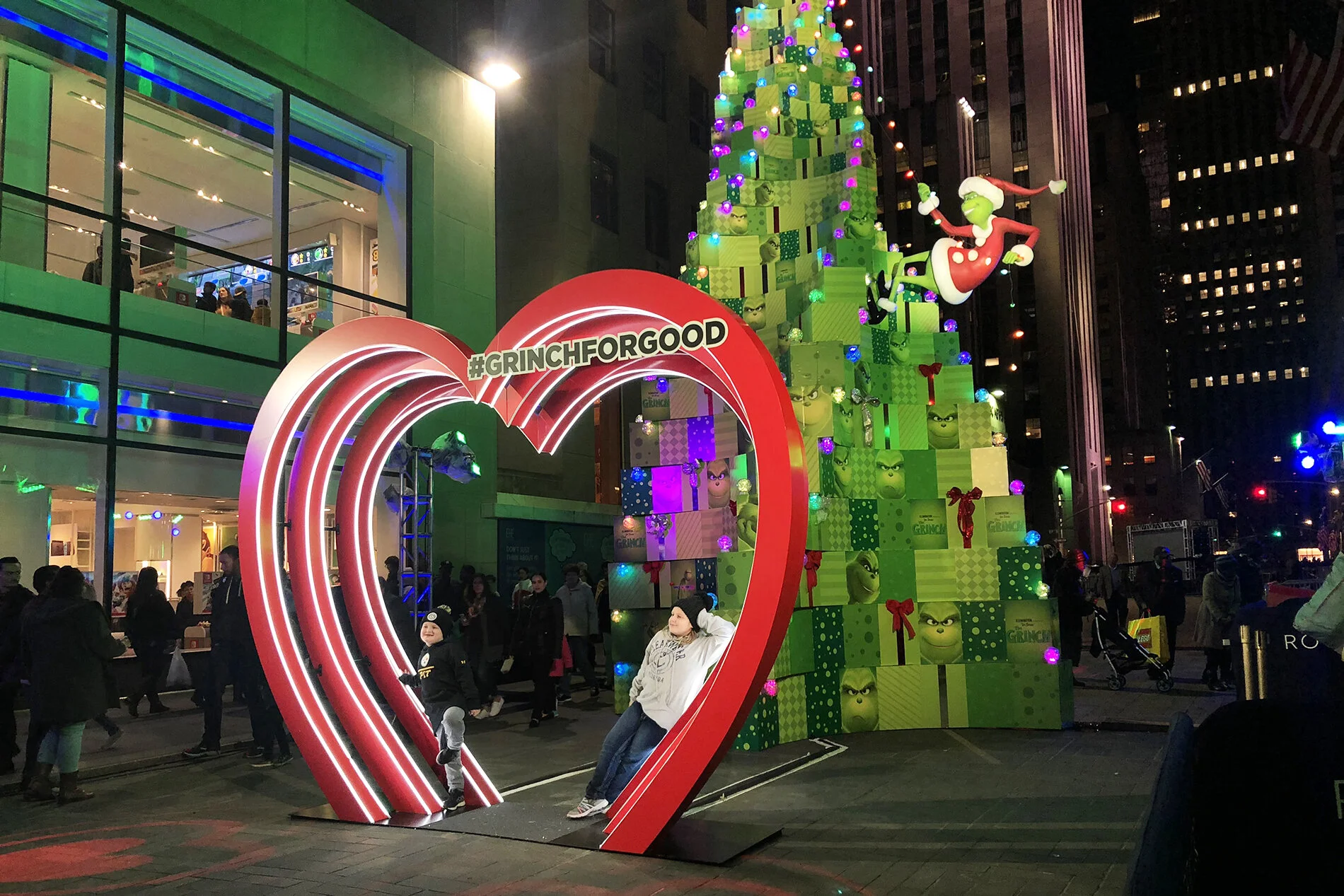WW-Grinch-Rockefeller-Center-01.jpg