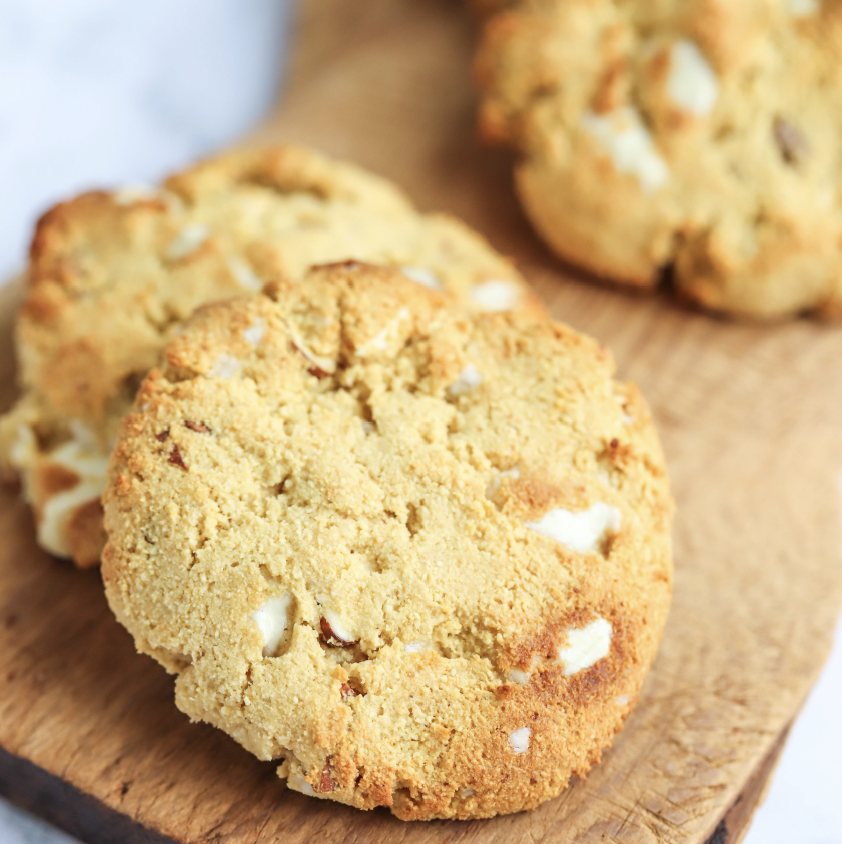 WHITE CHOCOLATE ALMOND PROTEIN COOKIES