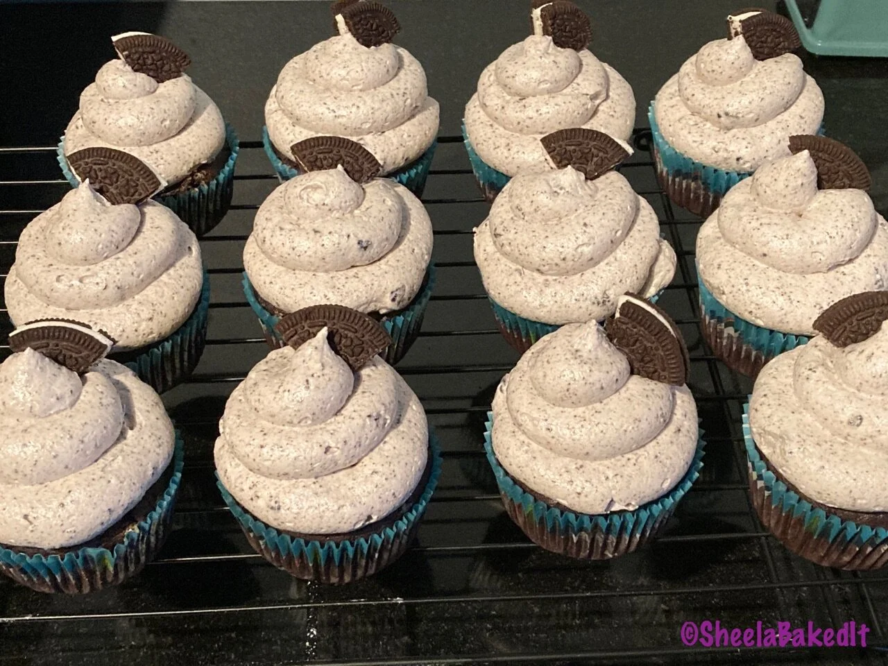 Black & White Sandwich cookie -cupcake & frosting