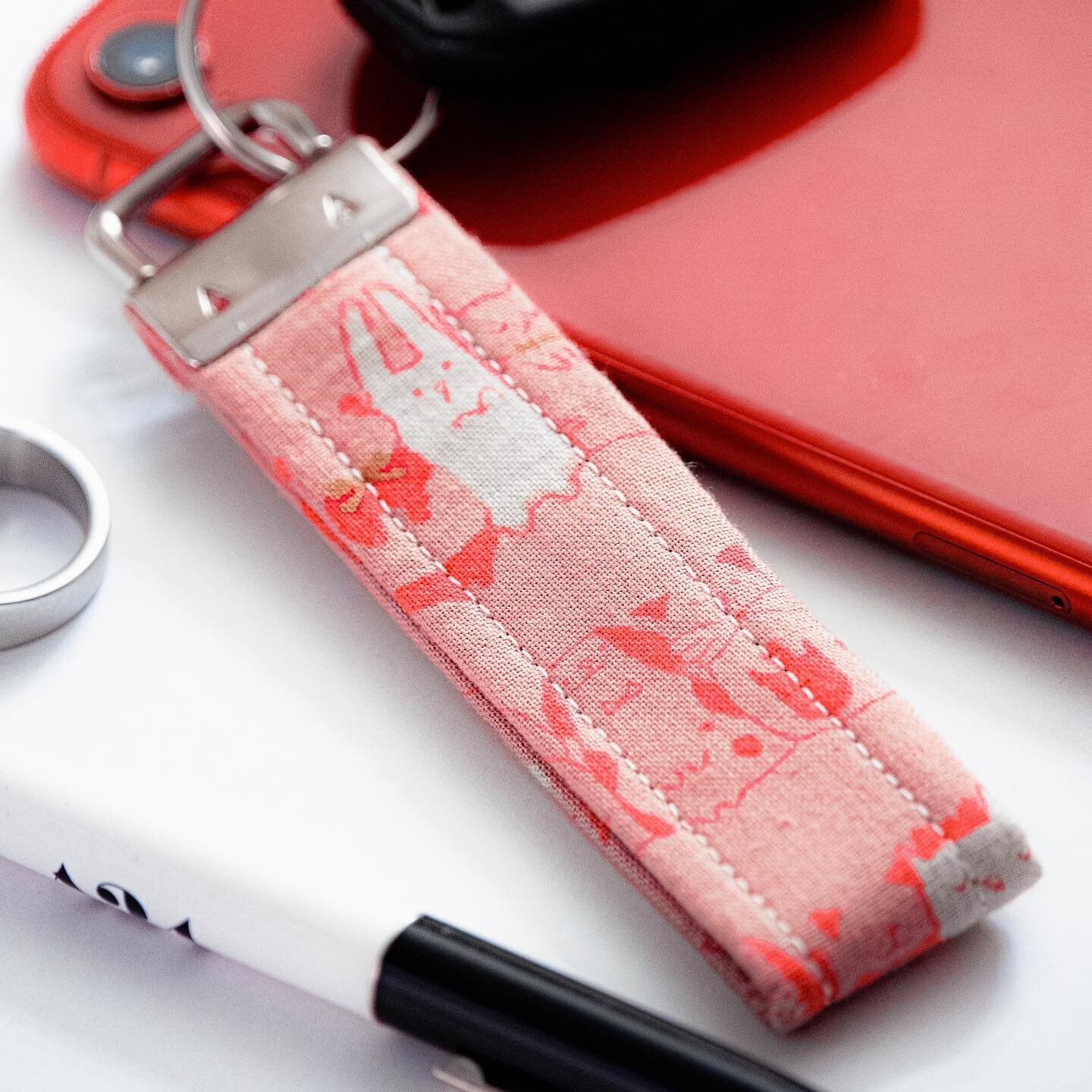 [ STORE OPEN ]
Please check the link in my bio!! Thank you to everyone who have already made a purchase 🥺❤️ I greatly appreciate it!!
📸: @isao_good 
.
.
.
.
.
#sewsprout #hawaii #supportlocal #fabricgoods #etsy #smallbiz #keyfobs #keychains #sewing