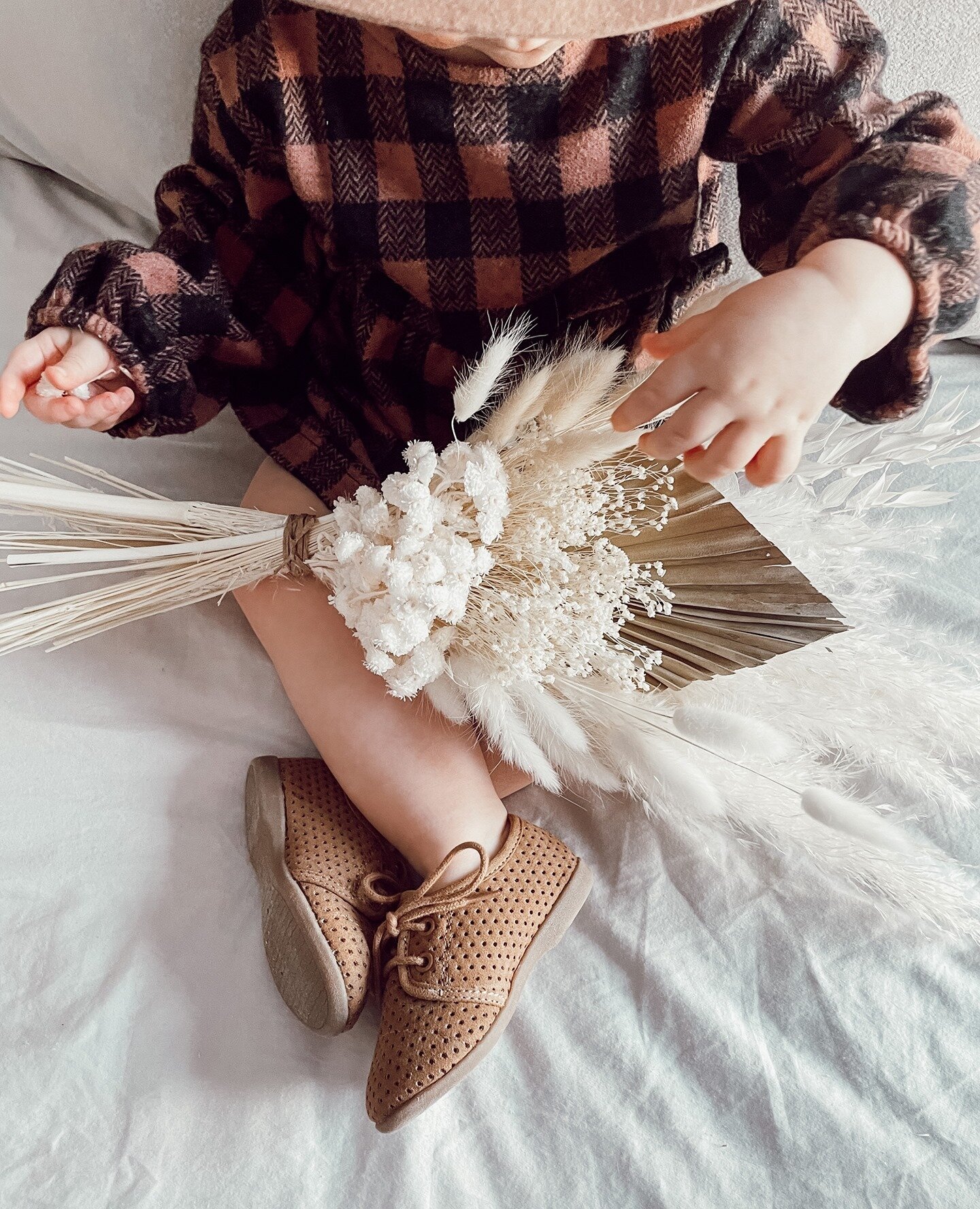 Anyone else obsessed with dried flower bouquets? We are! Minimalistic and beautiful. Also, anyone obsessed with Sage's little shoes? Yup, we definitely are. Natalie is definitely on the hunt for some to match her