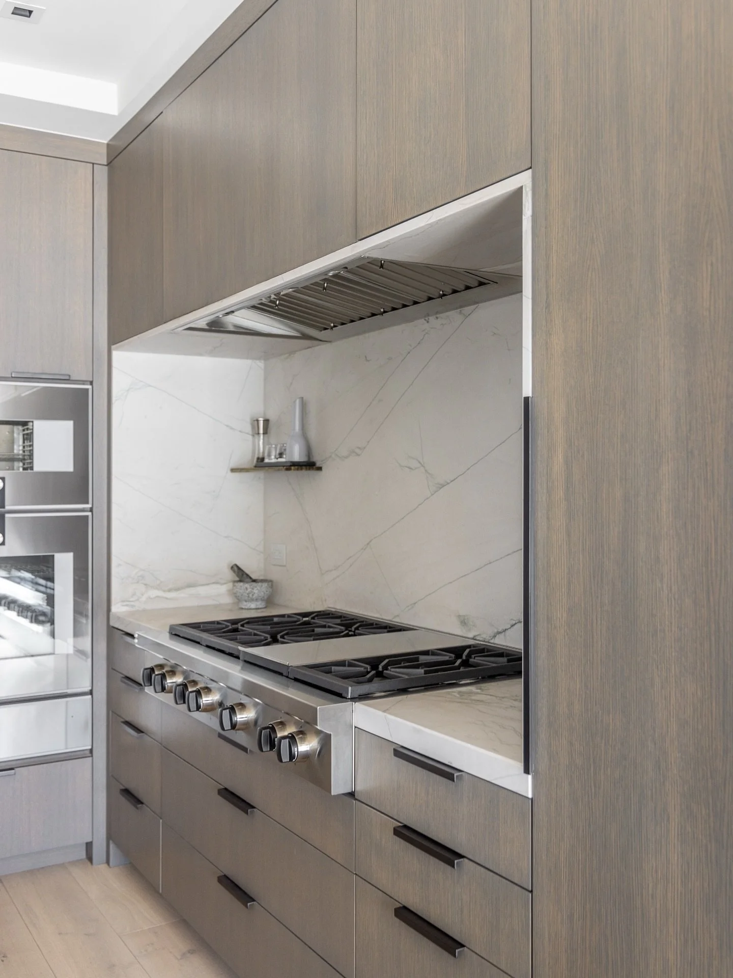 If I cooked I&rsquo;d love to do it in this kitchen! Using all the space we could to maximize storage, while also not compromising on aesthetic