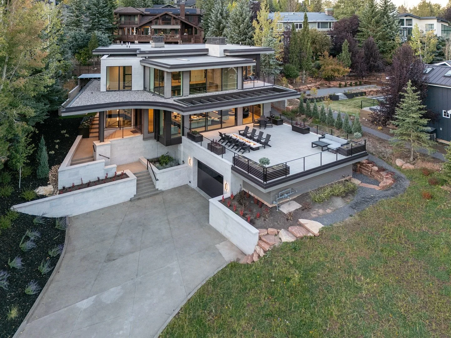 Back from market over the weekend and loved seeing all the product and being inspired! Can&rsquo;t wait to share more with you. 
&hellip; 
This home front deck is always my favorite as it spaciously over looks the mountains. Perfect spot for friends 