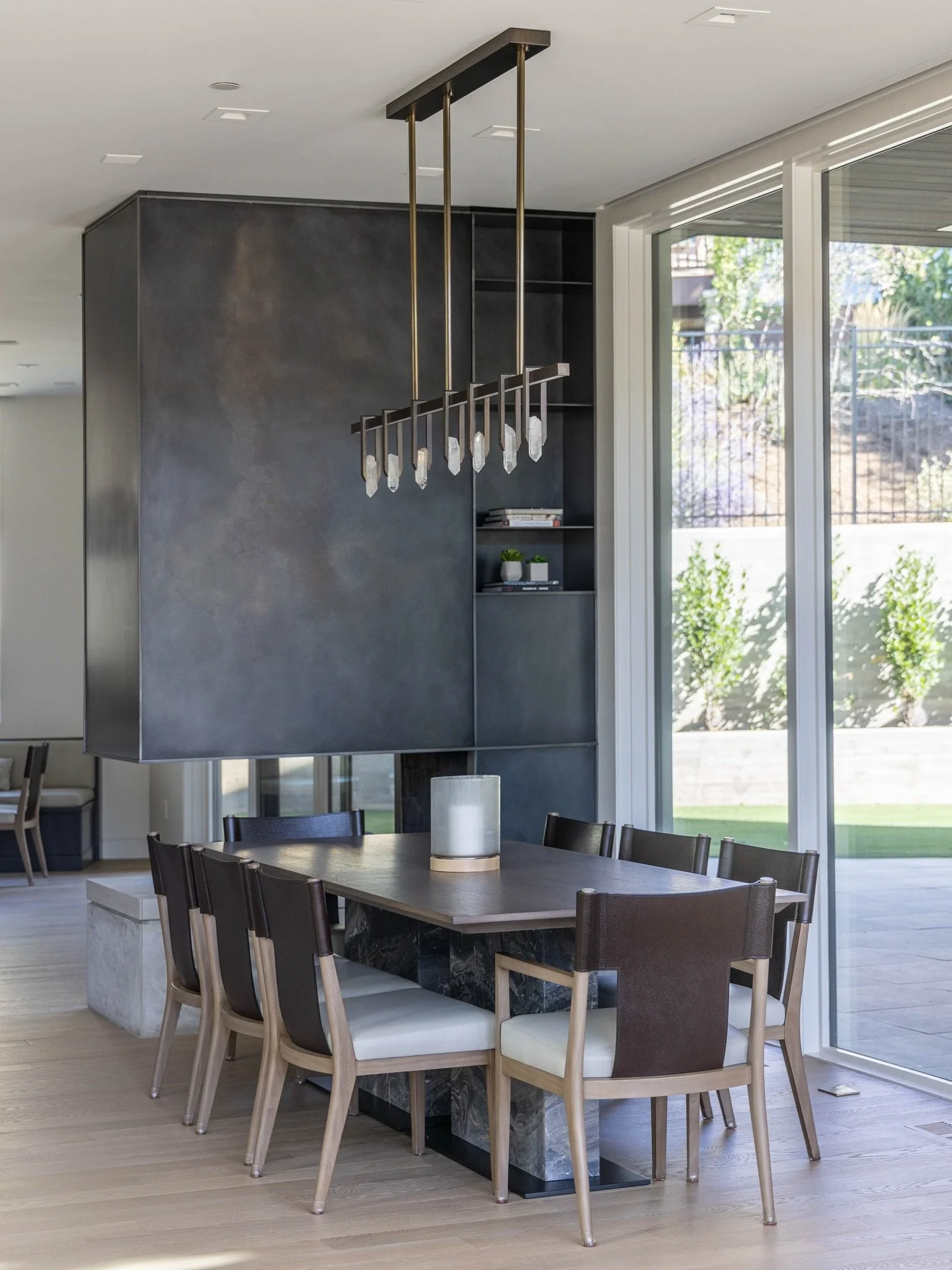 Can you believe it is November?? Me either. But here we are, now is the time I start day dreaming of pretty table scapes for Thanksgiving. 🤗 
This dining sit would be perfect for hosting an intimate family gathering, cozied up by the fireplace.