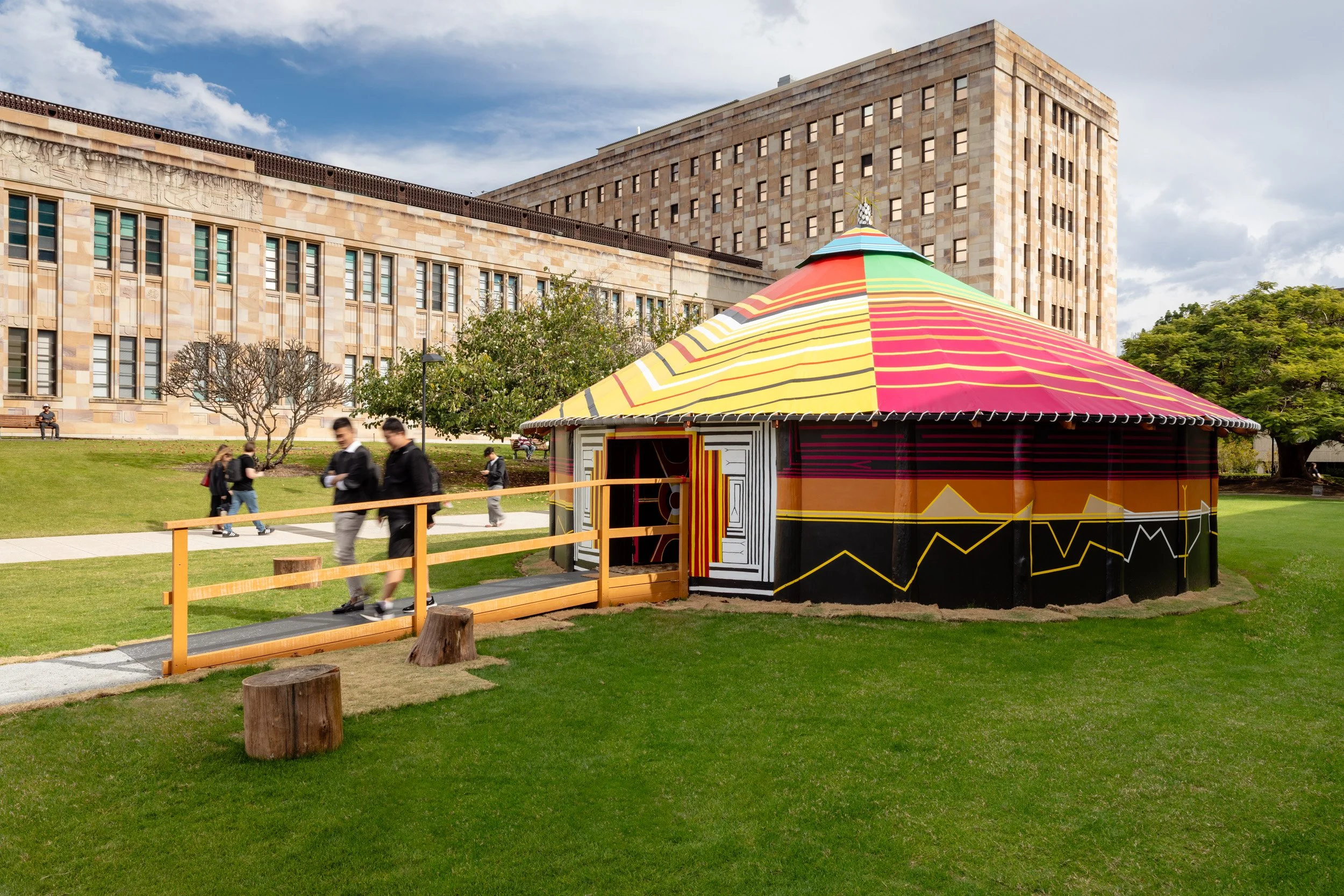 Installation view, Yuriyal Bridgeman, Suna (Middle Ground), UQ Art Museum, 2025. Photo: Joe Ruckli. 
