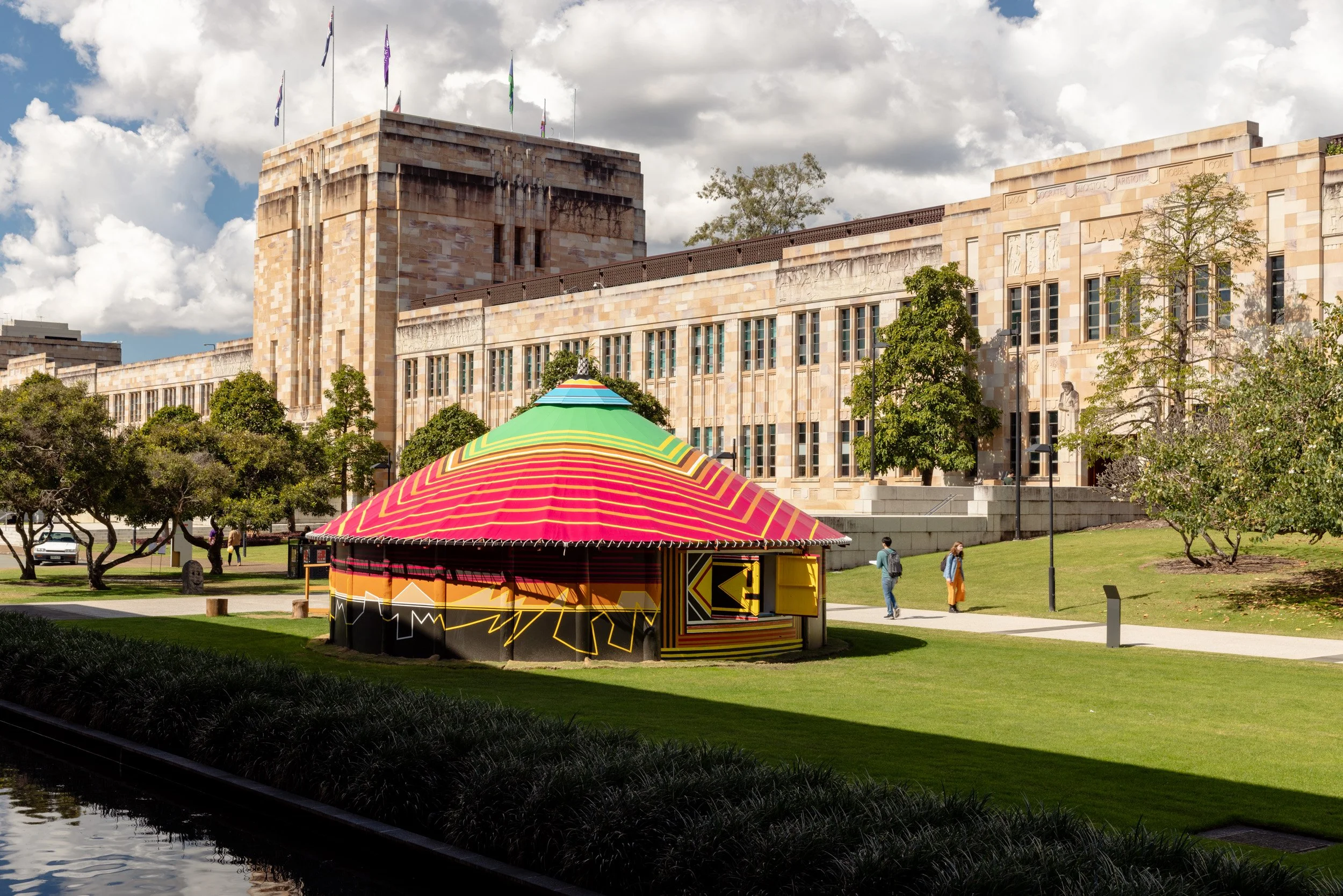 Installation view, Yuriyal Bridgeman, Suna (Middle Ground), UQ Art Museum, 2025. Photo: Joe Ruckli. 