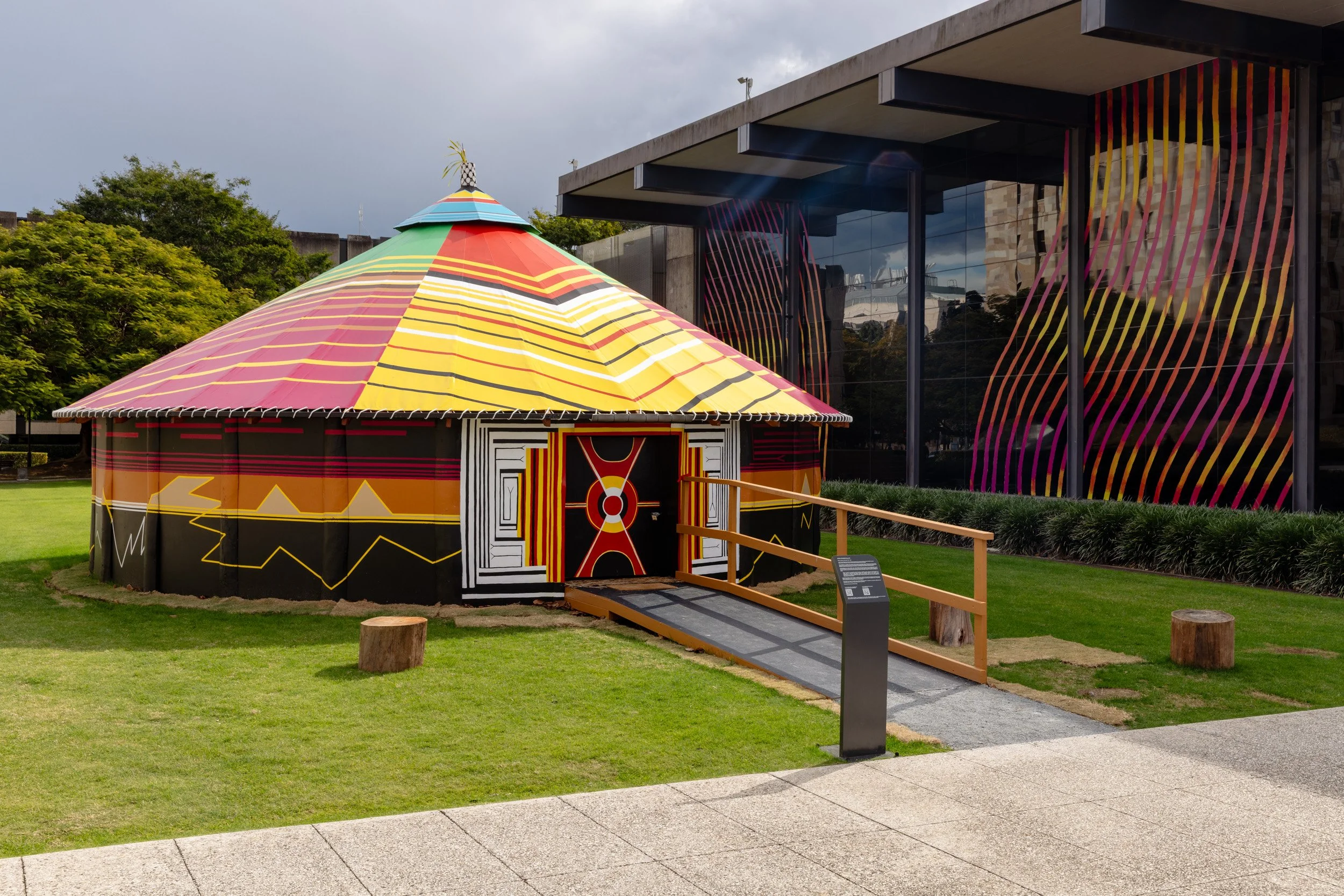 Installation view, Yuriyal Bridgeman, Suna (Middle Ground), UQ Art Museum, 2025. Photo: Joe Ruckli. 