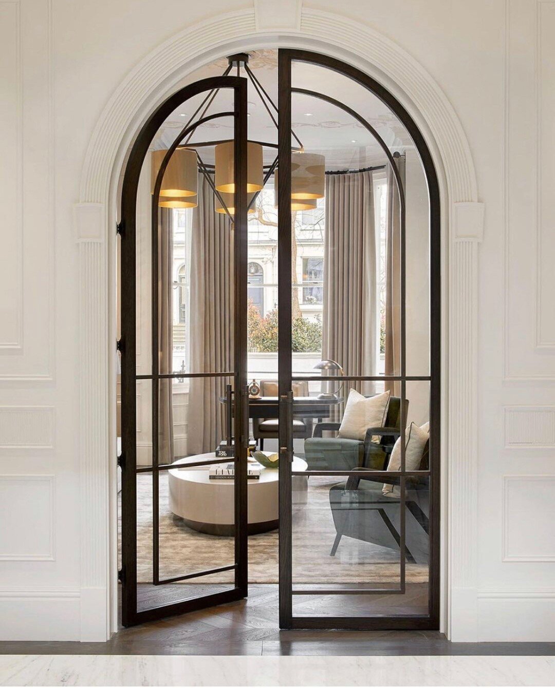 BE *STEEL* MY 🖤⠀⠀⠀⠀⠀⠀⠀⠀⠀⠀
STEEL DOORS are one of my true loves as they add dimension, interest and depth. ⠀⠀⠀⠀⠀⠀⠀⠀⠀
⠀⠀⠀⠀⠀⠀⠀⠀⠀
However, their price tag can often kill a budget. Alas, you can always paint the window MULLIONS (grids on the glass) black
