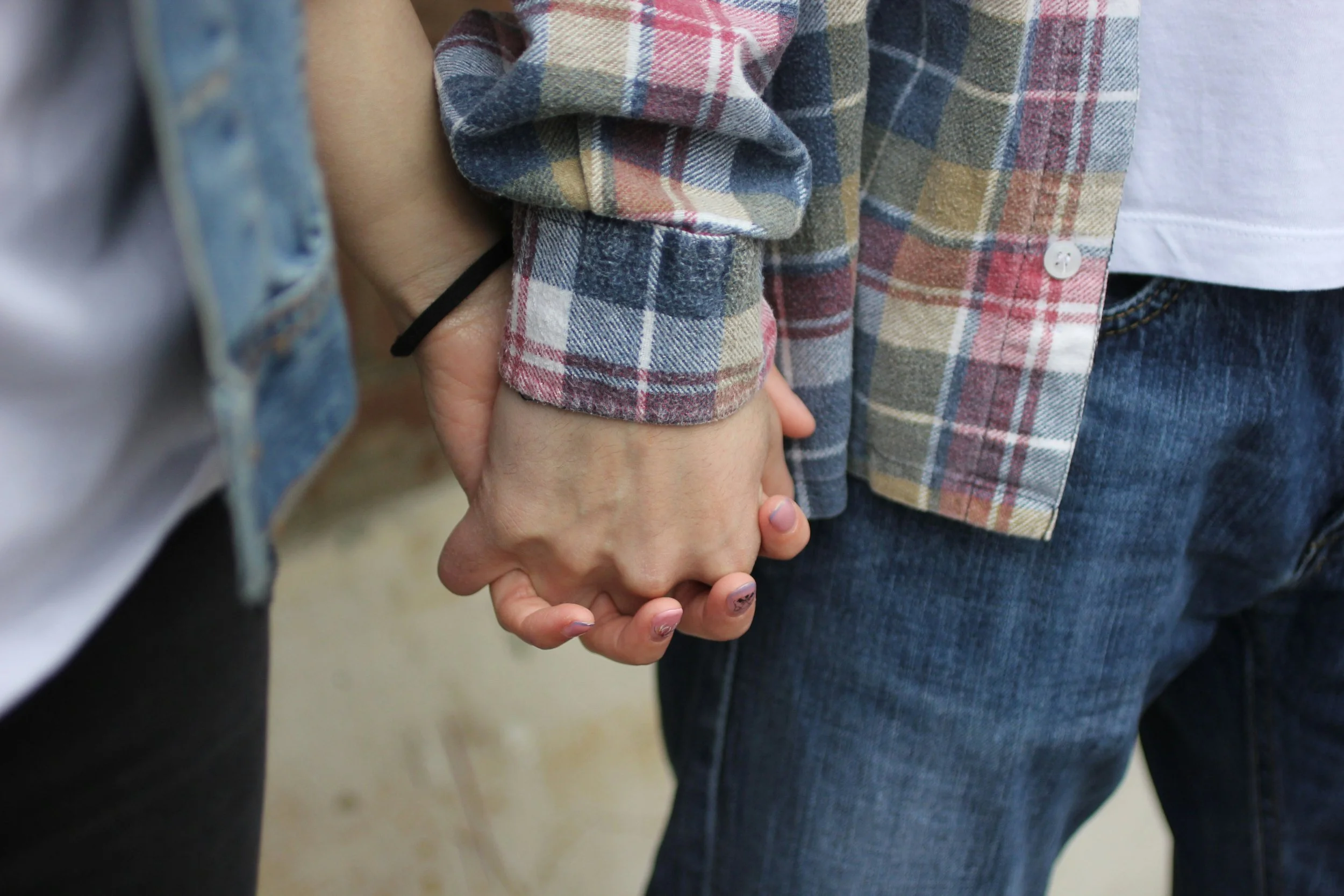 Two people holding hands because of EMDR therapy in Seattle.