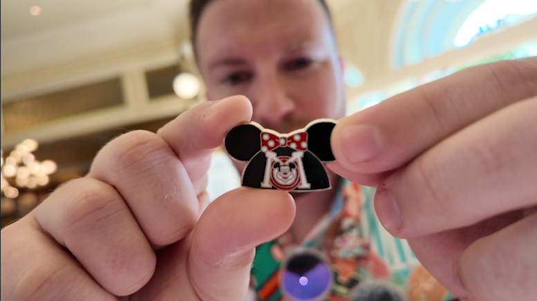 Pin Trading Minnie Mousketeer.png
