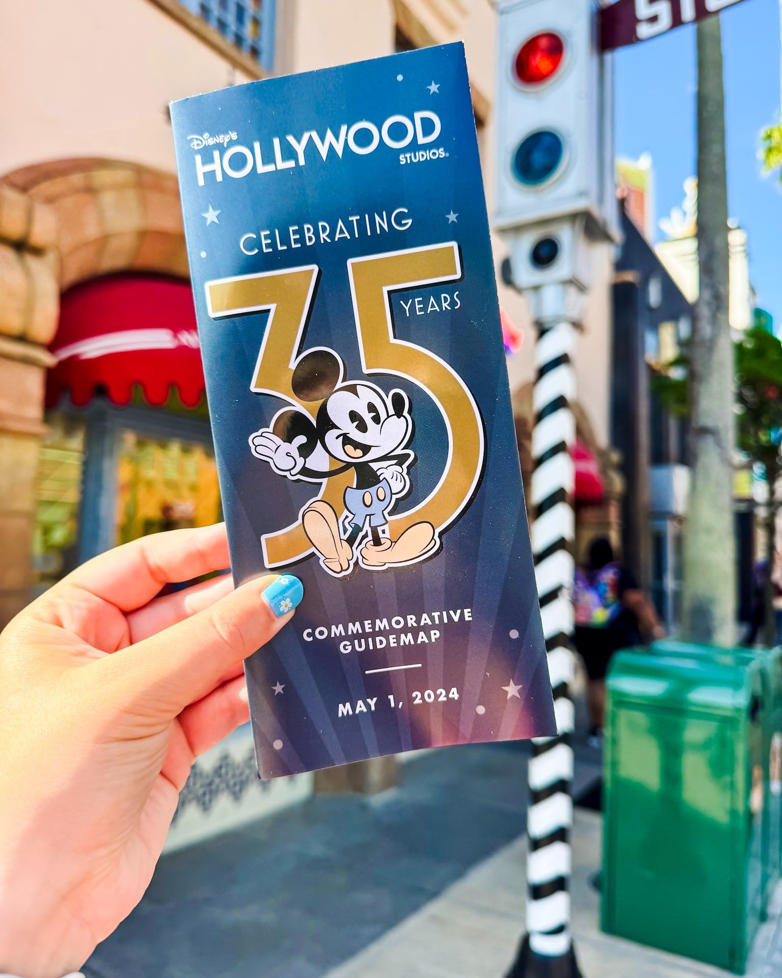 I won't lie... It was a little bit of a hot mess that was giving Jollywood vibes, but there were still some great moments that I was able to capture and share to celebrate Disney's Hollywood Studios 35th Anniversary with you! I'm celebrating with a s