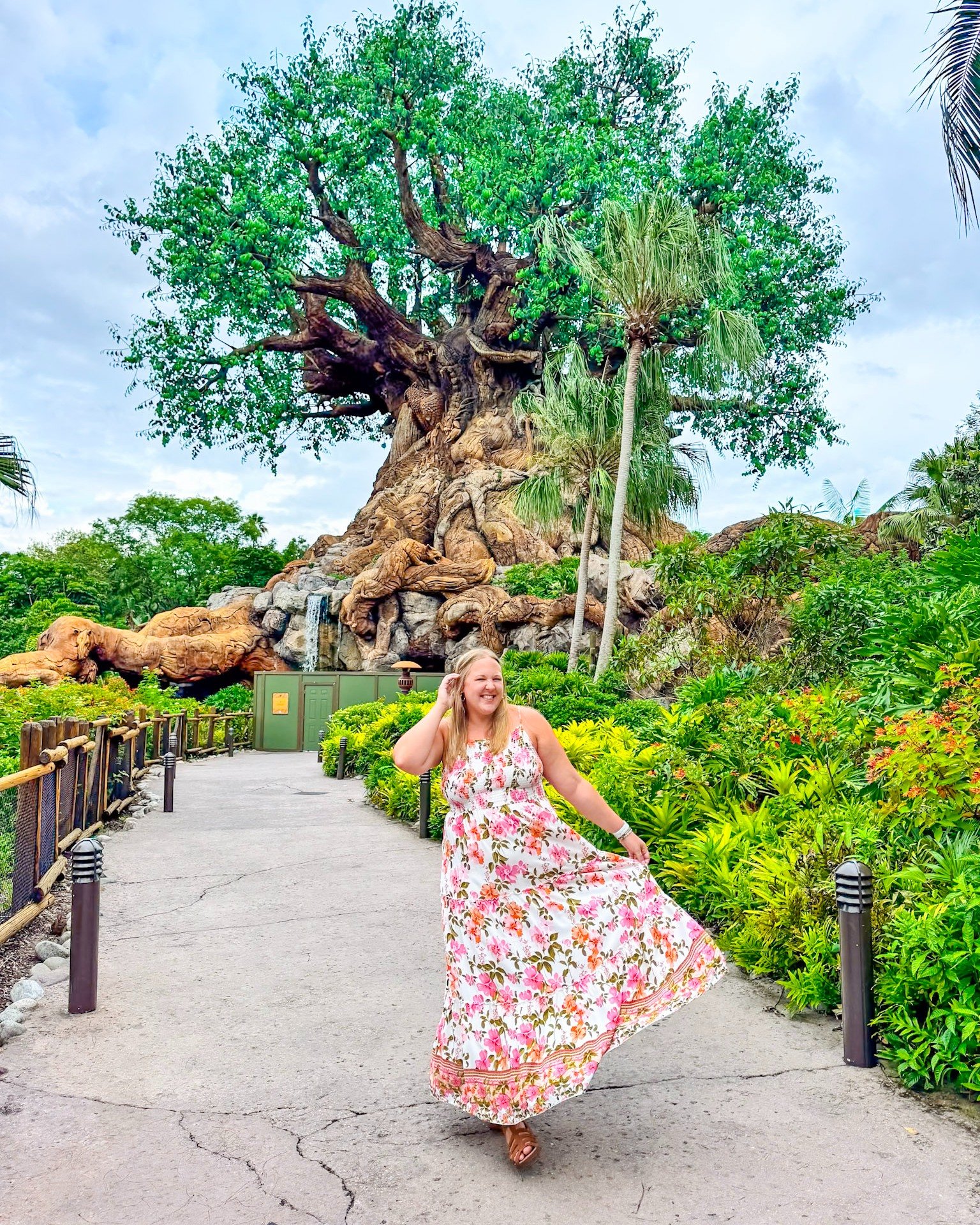 Anniversary date night at Animal Kingdom? Absolutely 💕✨ I wanted something a little romantic, a little wild, and this floral pink dress gave all the dreamy jungle princess vibes 🌸🐾 Light, breezy, and perfect for the warm Disney air&mdash;it made t
