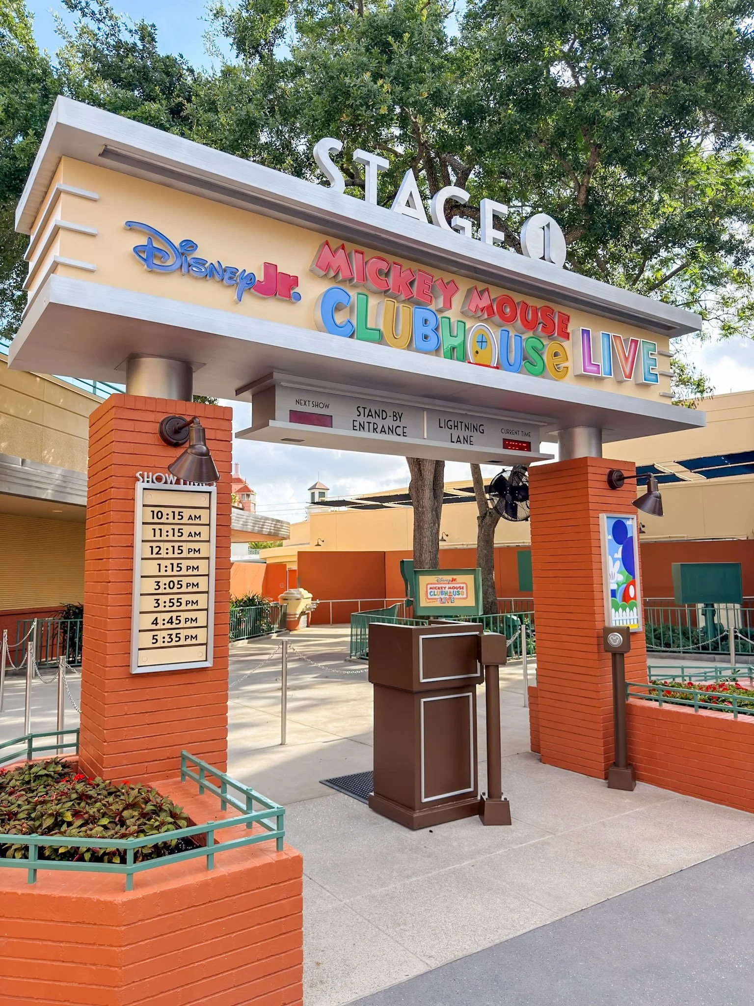 Mickey Mouse Clubhouse Live Entrance Cool Kids' Summer.jpg