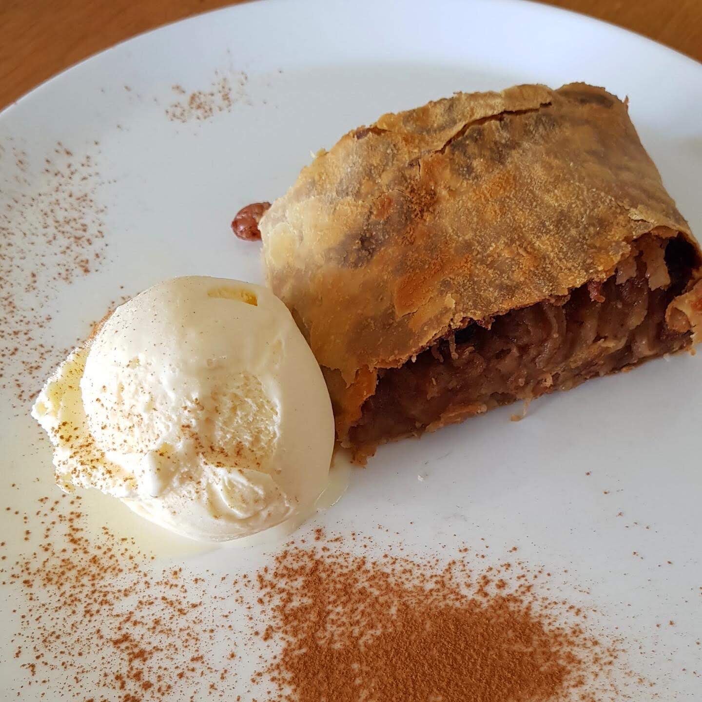 Apfelstrudel mit Eis.jpg