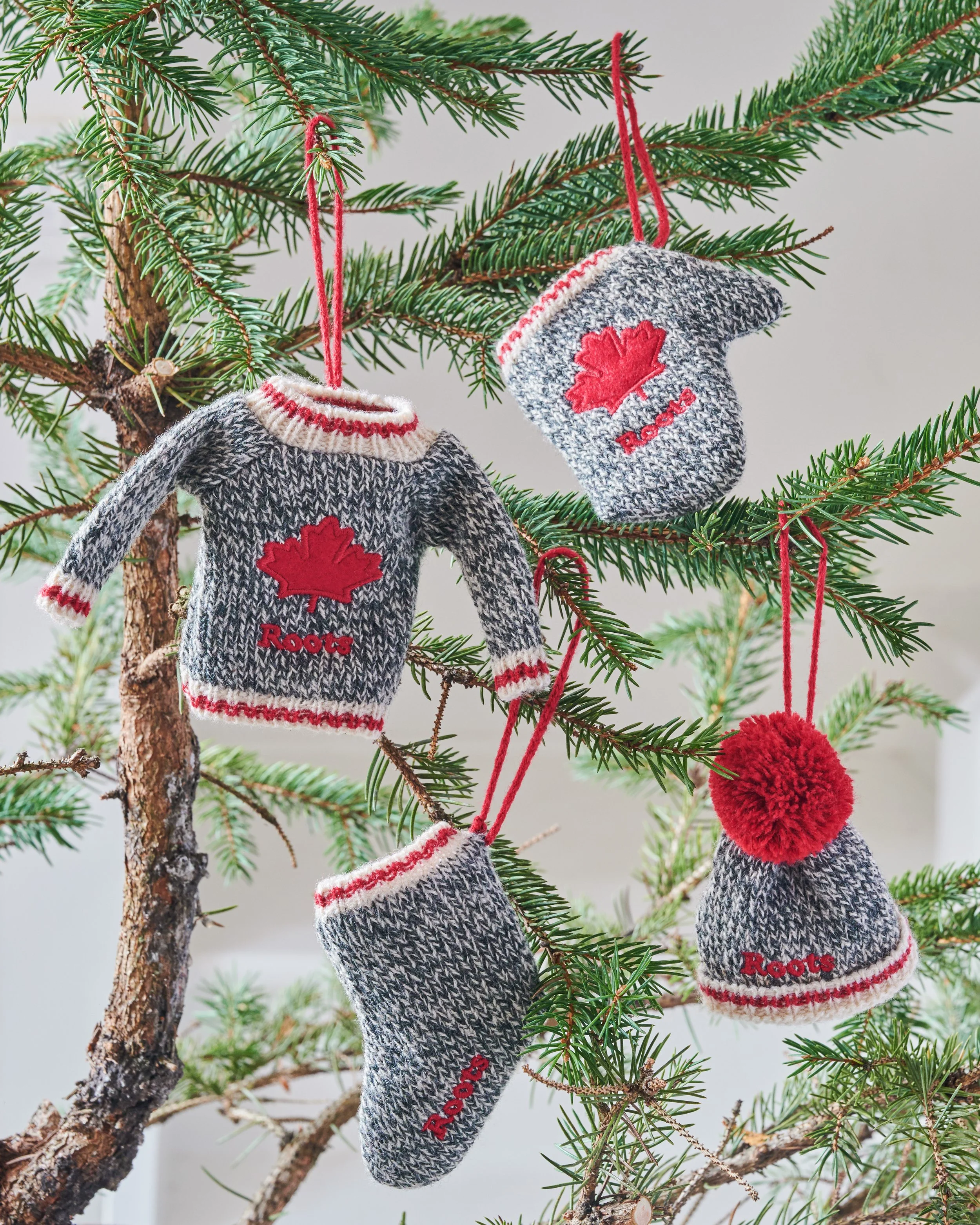 Nov-11-2021-Holiday_Location-Ornaments-1326-4x5.jpg