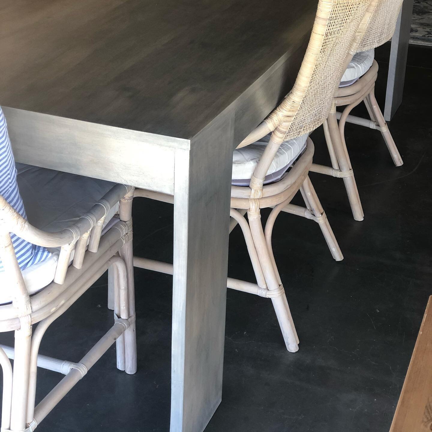 Spruce up your dining area with our weathered gray wash modern farmhouse table. Sleek tapered legs and a solid maple top, this table is perfect for family diners and all of this falls #wfh / #sfh sessions 🍂🌾🍁🐿 #farmhouse #diningtable