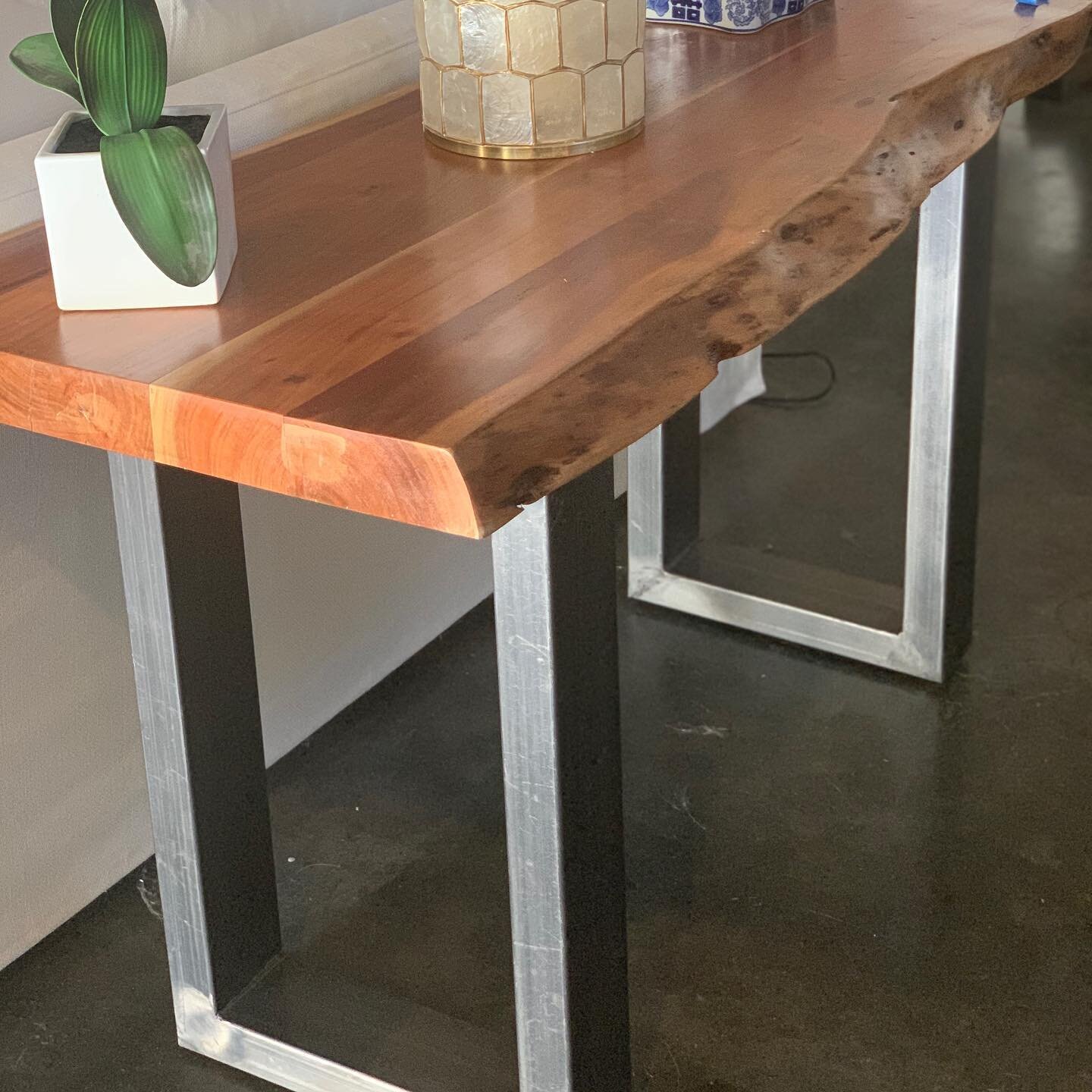 Live edge console table or small living room desk! 52 x 23 x 30 ⁣
⁣
DM for more details. Free delivery greater Denver area 🤍 ⁣
⁣
#farmhousedecor #farmhousestyle #interiordesign #entryway #wfh #sfh #decor #denver