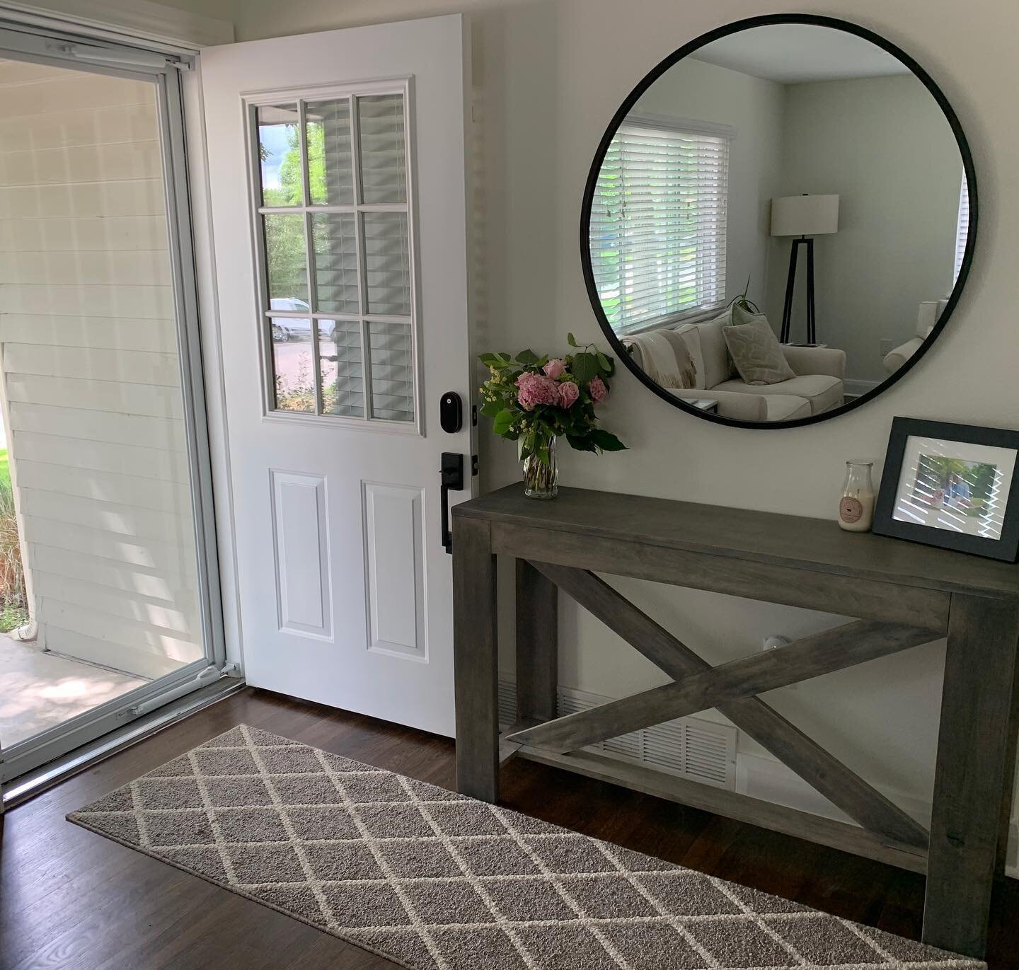 Simply stunning, we&rsquo;re loving how @amandagreenpilates styled our x-base entry table! Solid maple, stained in carbon grey &amp; flowers by the lovely @bloom_by_anuschka 🌺 #homesweethome #farmhousedecor #farmhousestyle #denver #roomupgrade #newh