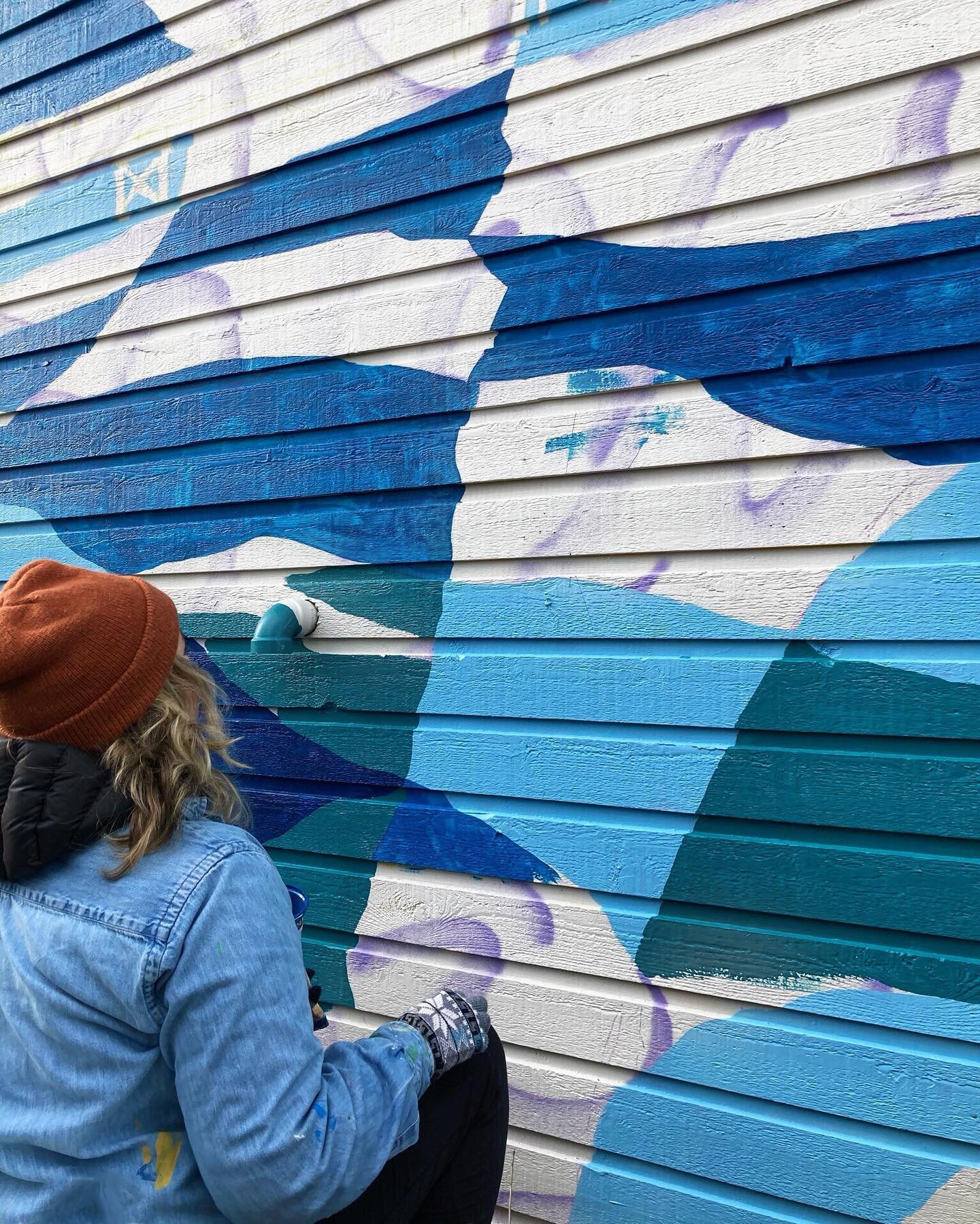 ✨ small marshmallow big wall ✨
.
.
.
#sunshinecoastbc  #secheltbc #davisbay #vancouvermurals #ladieswhopaint  #NorthVancouver #vancouver #mural  #muralart #coastalliving #coastalart #alwayshandpaint #parklet #placemaking #handpaintedmurals #femaleart