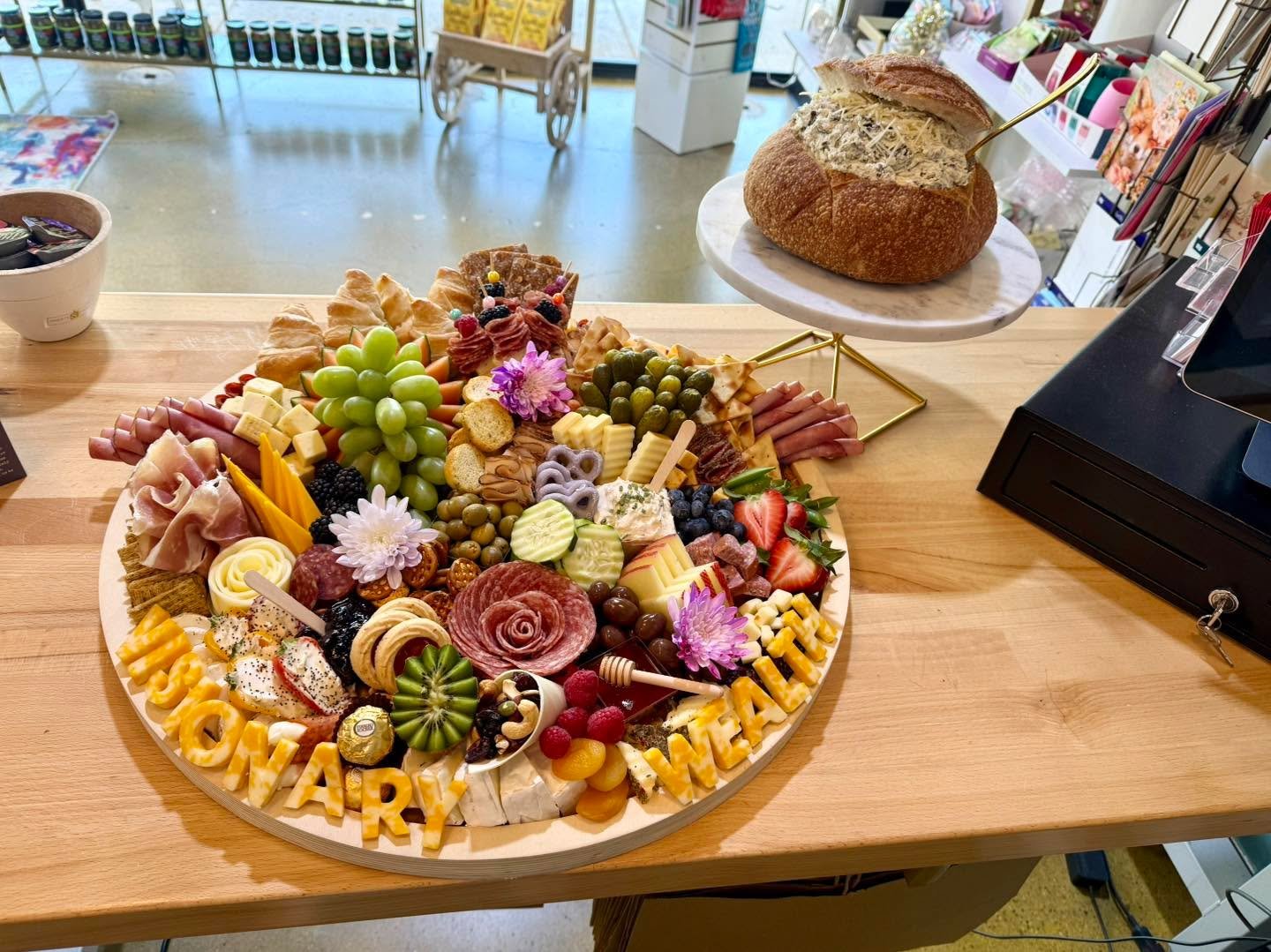 Visionary Wealth 🍇💚🧀
Check out that bread bowl stuffed with spinach dip on the side! Find these on our website to add to your order too www.sweetsmeats.com