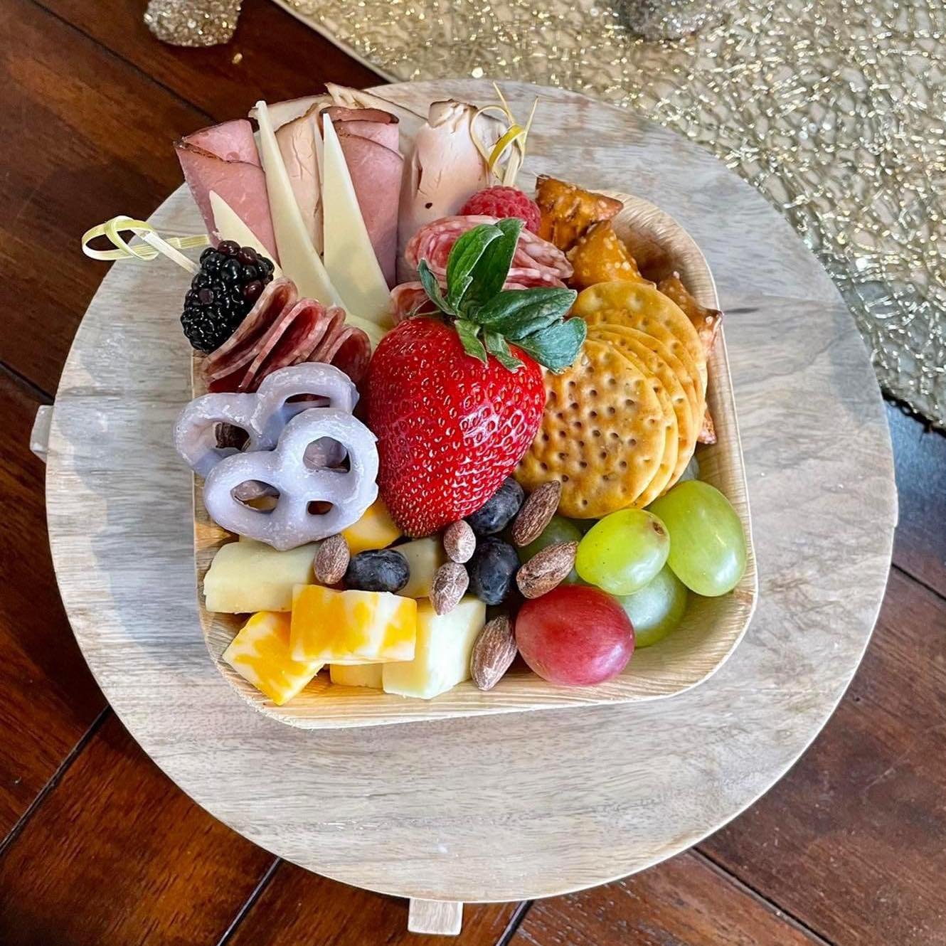 Picnic in the park! It’s going to be a beautiful day for one! 🌤️🍓🧀🥨🫐🥪
Swing by and pick up a lunch-a-bowl or one of our new ham or turkey lunch boxes.
See you soon!