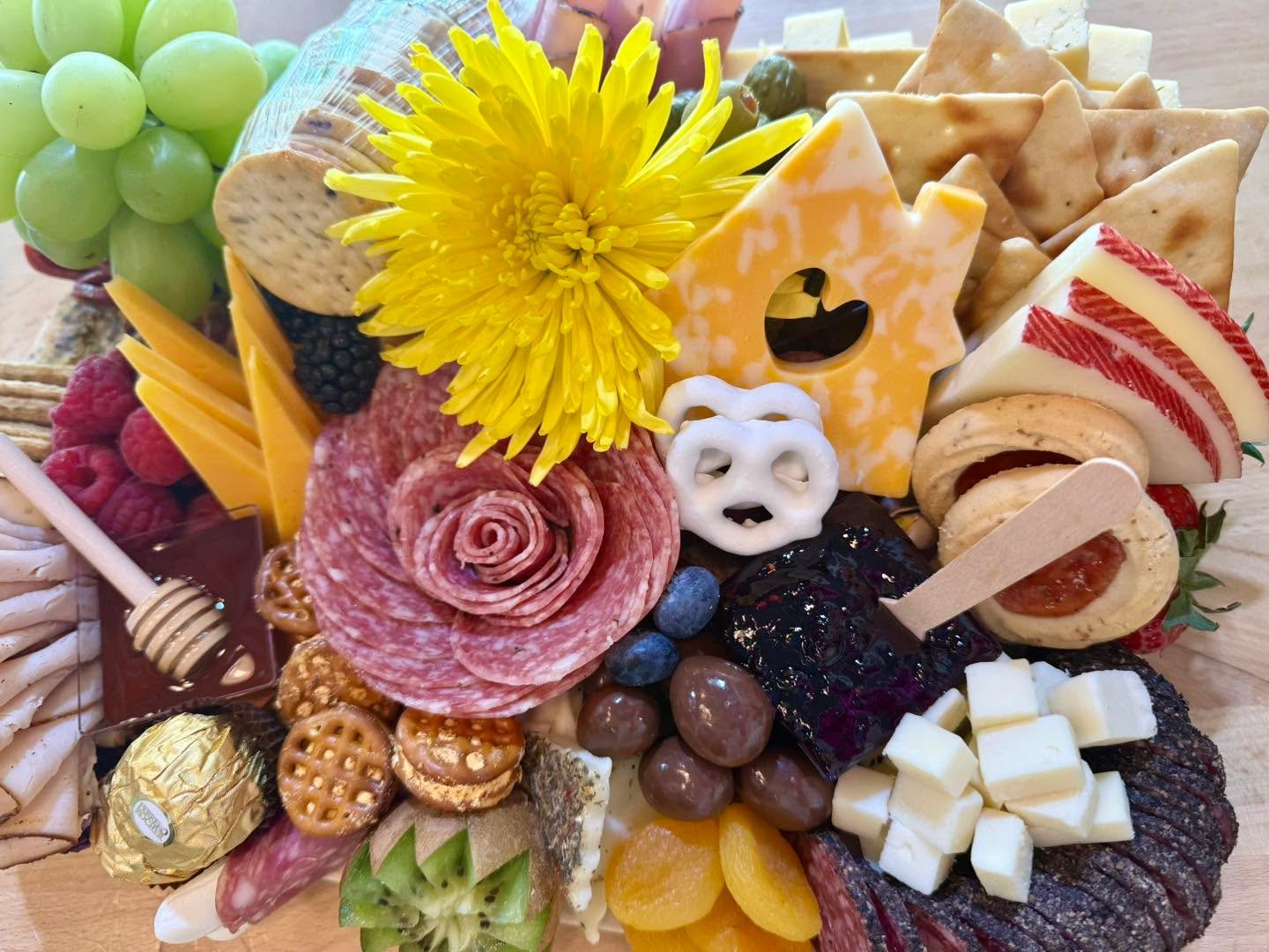 Need a closing gift?! We think we have the best! Take a charcuterie to closing or we can even deliver straight to their new home!! 🏡 💕🫒🧀