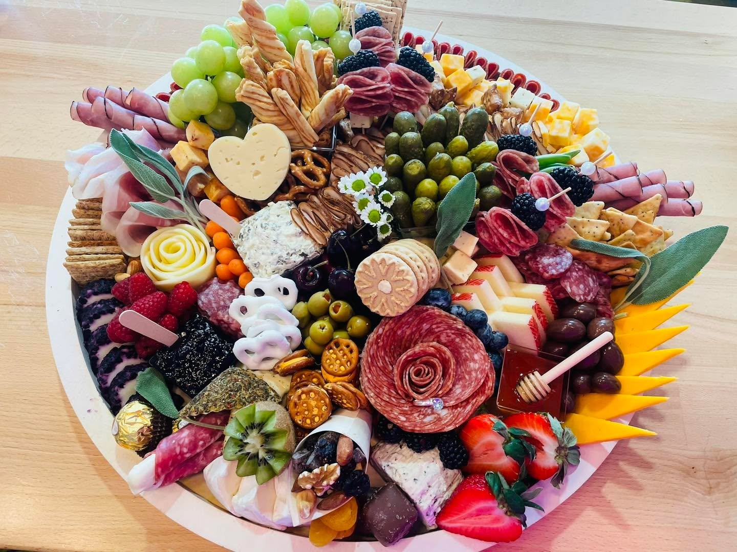 ITS TIME FOR A GIVEAWAY!!! 🎉🎉🎉
A BIG ONE AT THAT! Today is a PHOTOSHOOT DAY for a local magazine, 📸 I don’t know what else to do with the BEAUTIFUL board we are creating this morning other than to give it away!!
Tag a:
🍇HARDWORKING BUSI