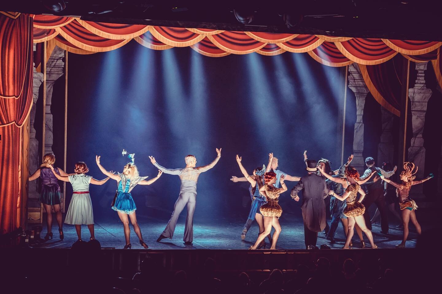 Who would be keen for a good old Broadway style routine? Theatre jazz can be so much fun! What&rsquo;s your favourite musical number? 👯&zwj;♀️👯

#rainydayinspiration #danceeveryday #broadwayjazz #coredancecollective #nevertoolatetotrysomethingnew #