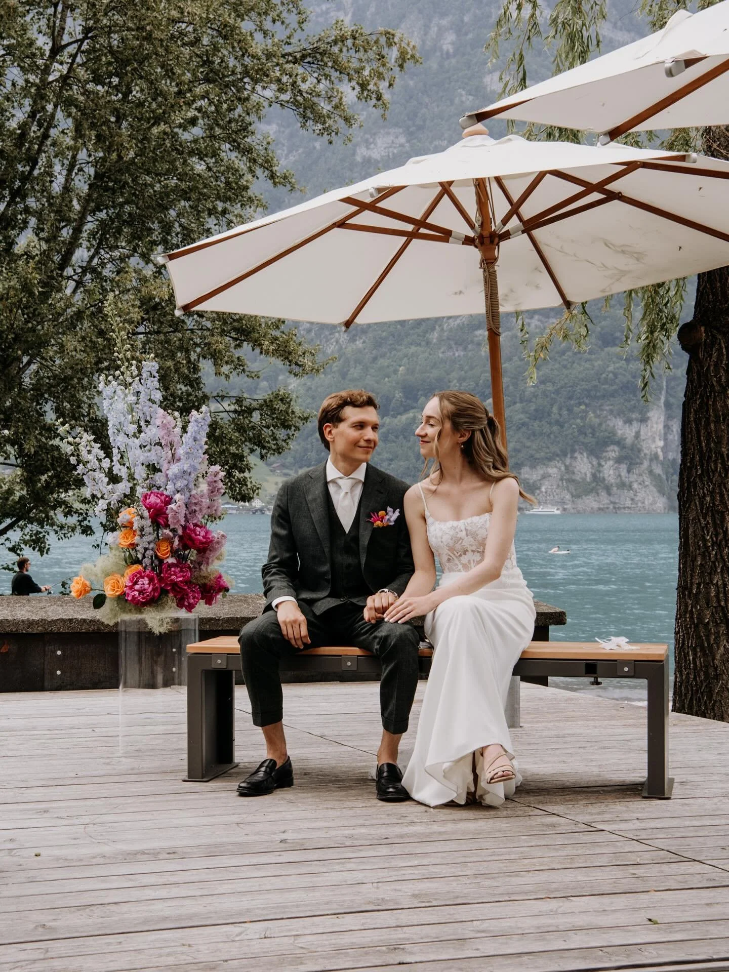 Ach, war das sch&ouml;n liebe Linda und Nico! Dankedanke ihr Liebe! 

@sophjanna @meraki_hairdesign 
@rosalie_by_marlies 
@truesociety_zug @alferano 
@sagibeiz

#hochzeitsfotografin #weddingday #heiraten #heirateninderschweiz #brautpaar #brautpaarsho