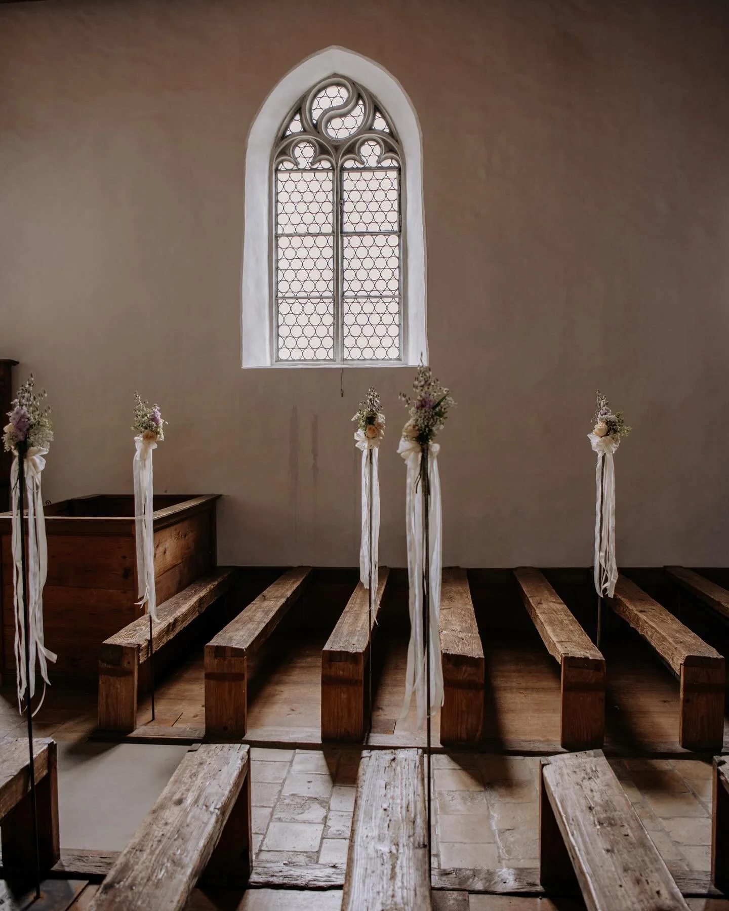 Eigentlich war eine freie Trauung geplant, doch das Wetter machte uns einen Strich durch die Rechnung. Trotzdem war es wundersch&ouml;n &ndash; und als kleines Geschenk zeigte sich sp&auml;ter sogar noch die Sonne!

 #wedding #swisswedding #decoratio