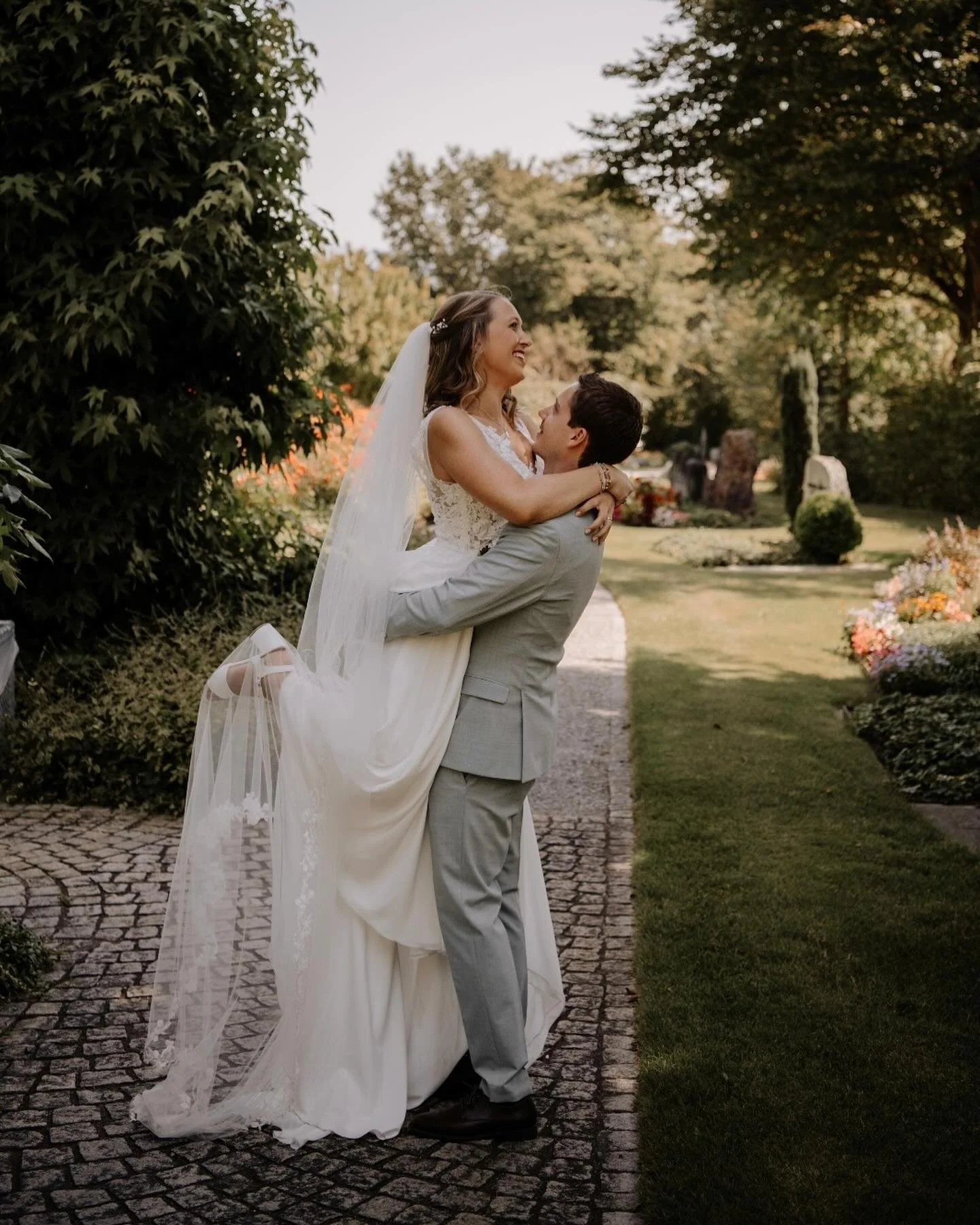 lovestory ❤️danke vill mal f&uuml;r de wundervolli tag! @carmen_feller &amp; @simonschlatter2 

#weddingday #loveisintheair #wedding #weddingphotographer #simonaportmannfotografie