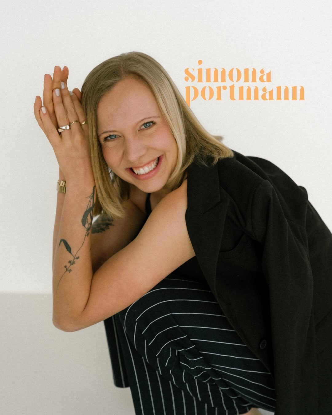 ich bin simona, hochzeitsfotografin aus winterthur. dieses gesicht hier steht hinter all den momenten, die ihr in meinem portfolio seht.

meistens bin ich die person mit der kamera irgendwo zwischen g&auml;sten, tr&auml;nen, lachen und tanzfl&auml;ch