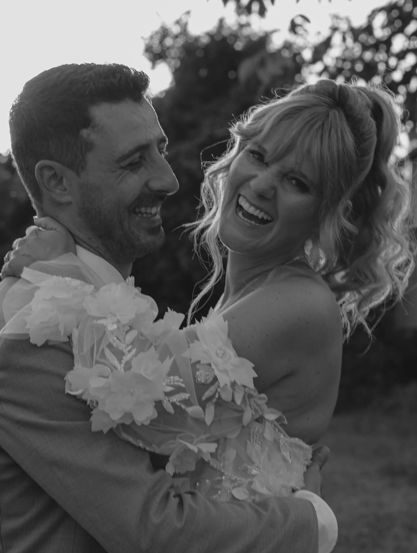 ach, war das sch&ouml;n mit euch! 💛

#wedding #weddingphotography #moschtist&auml;fa #swisswedding #loveisintheair #sunset #goldenhour #sinonaportmannfotografie #zurichwedding 

@moschti.staefa 
@magischeshaar 
@fairydress.ch
@white.bride.store