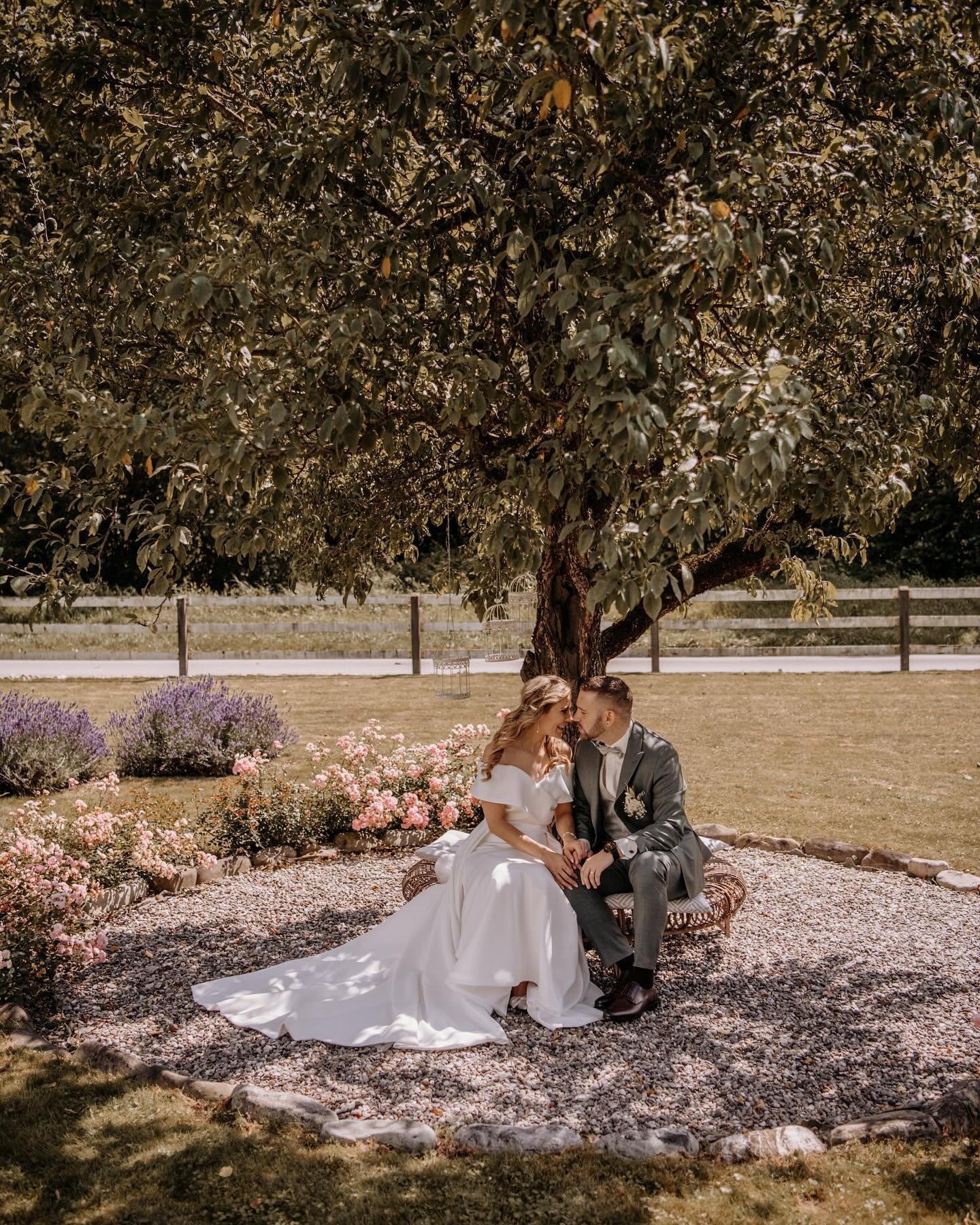Jenny&amp;Fabiano ❤️ &hellip;au scho wieder e wuche her, wo ich die zwei h&uuml;bsche han d&ouml;rfe fotografisch begleite! 

#wedding #swisswedding #simonaportmannfotografie #b&uuml;ndnerland #firstlook #firstlookwedding