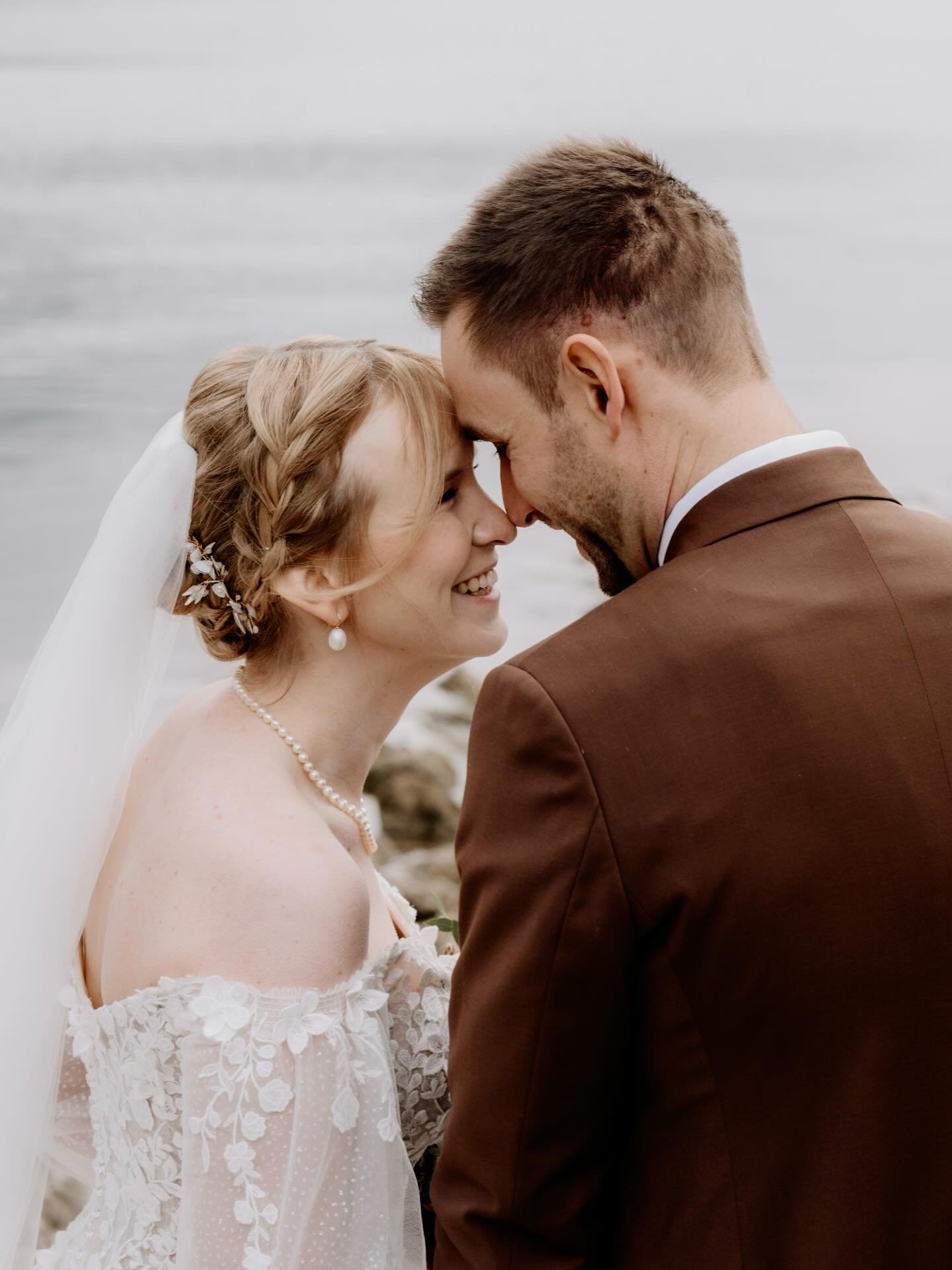 Drei Stunden. Zwischen fast Regen und wir sehen keine f&uuml;nfzig Meter weit.

Und was f&uuml;r eine sch&ouml;ne Hochzeit. 🧡
Es hat so viel Spass gemacht mit euch zwei Lieben. 🤍

@berghotel_mettmen 

#swisswedding #weesen #berghotelmettmen #swissw