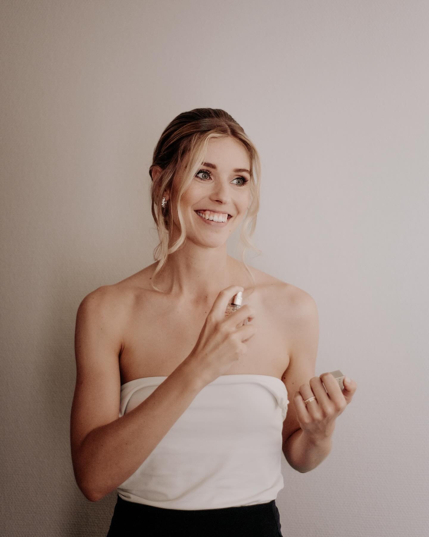 wedding season is over! ❤️ #dankedankedanke 

#gettingready #beautifulbride #wedding #weddingphotography #simonaportmann #simonaportmannfotografie 

 @visagistin_anja
@brautmode_livia
@seedammplaza