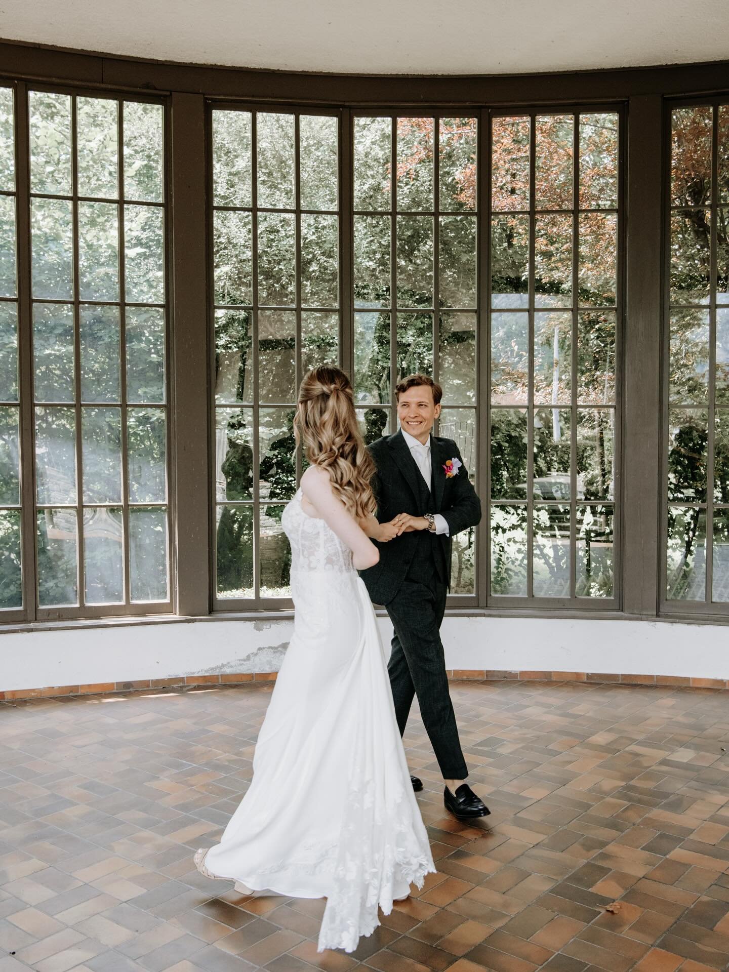 Linda &amp; Nico 💛

@sophjanna @meraki_hairdesign 
@rosalie_by_marlies 
@truesociety_zug @alferano

#hochzeitsfotografin #weddingday #heiraten #heirateninderschweiz #brautpaar #brautpaarshooting #emotionalmoments #simonaportmannfotografie #simonapor