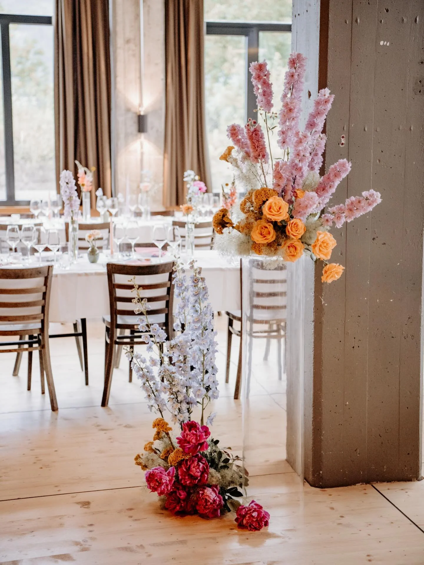 so verliebt i all die farbe und details 💛💚💜

@rosalie_by_marlies 
@sagibeiz

#swisswedding #swissweddingphotographer #sagibeiz #weddinglocation #weddingflowers